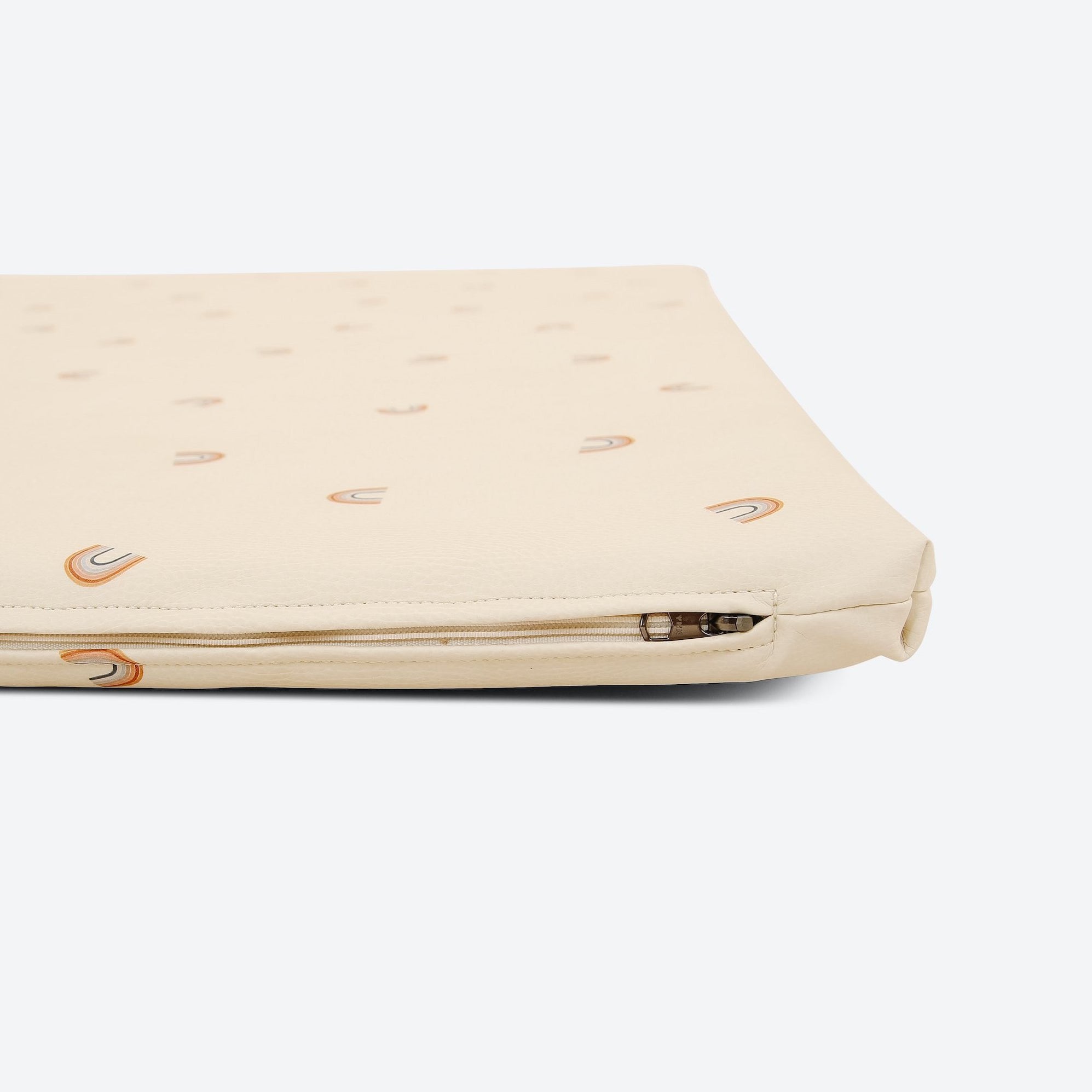 Tiny Rainbow (on sale) / Square@zipper detail on tiny rainbow padded mini