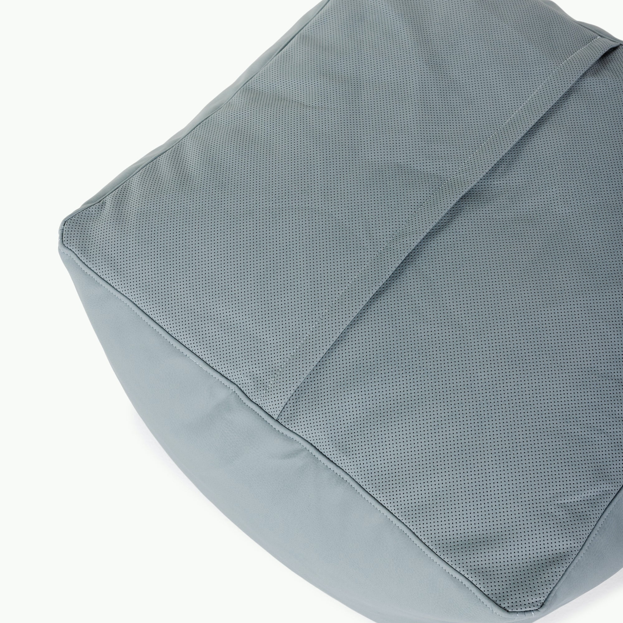 Amalfi (on sale)@zipper and perforation detail image