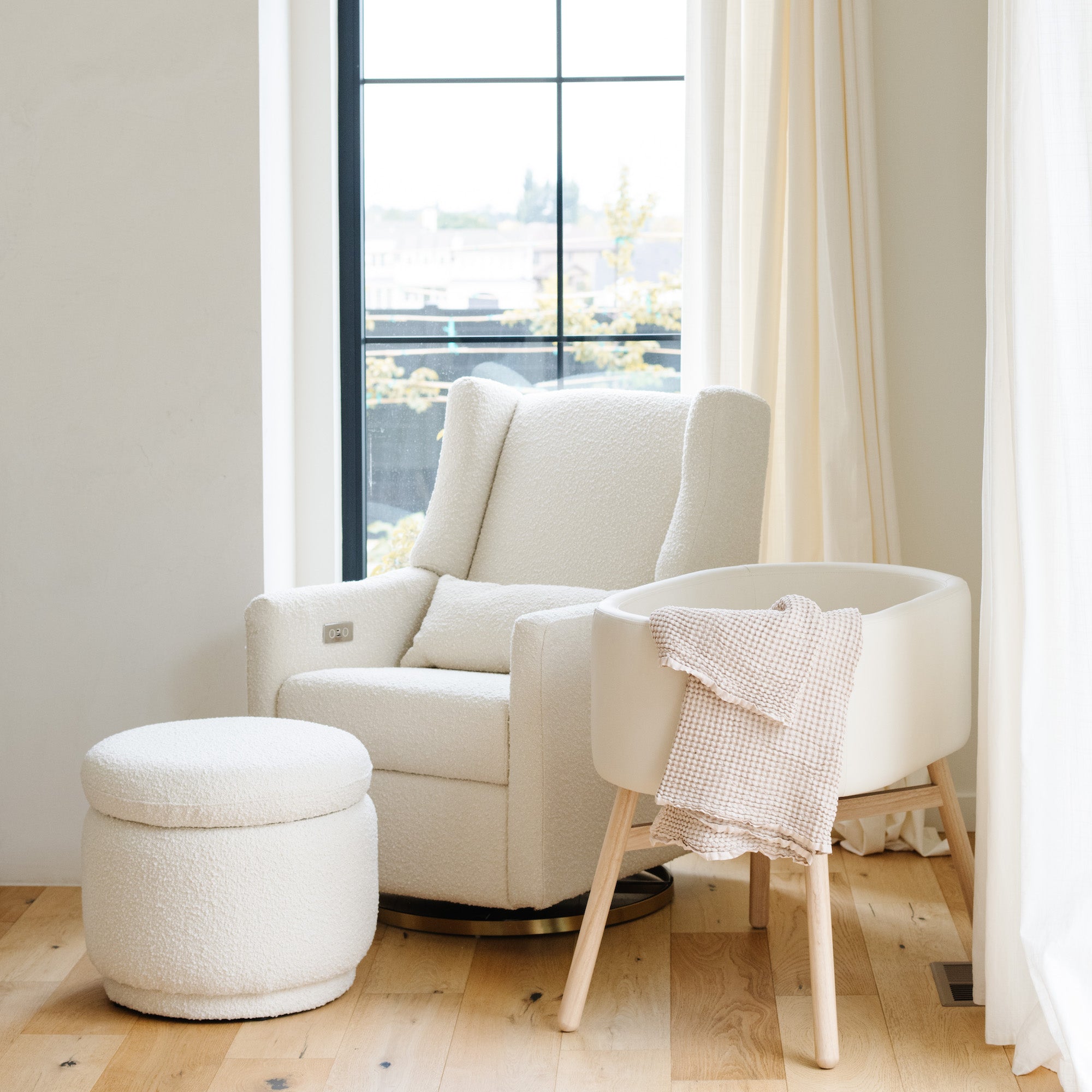 Ivory@Lifestyle image of ivory bassinet in bedroom