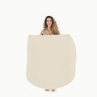 Blanc (on sale) / Circle@woman holding the blanc midi circle mat