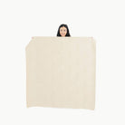 Blanc (on sale) / Square@woman holding the blanc midi mat