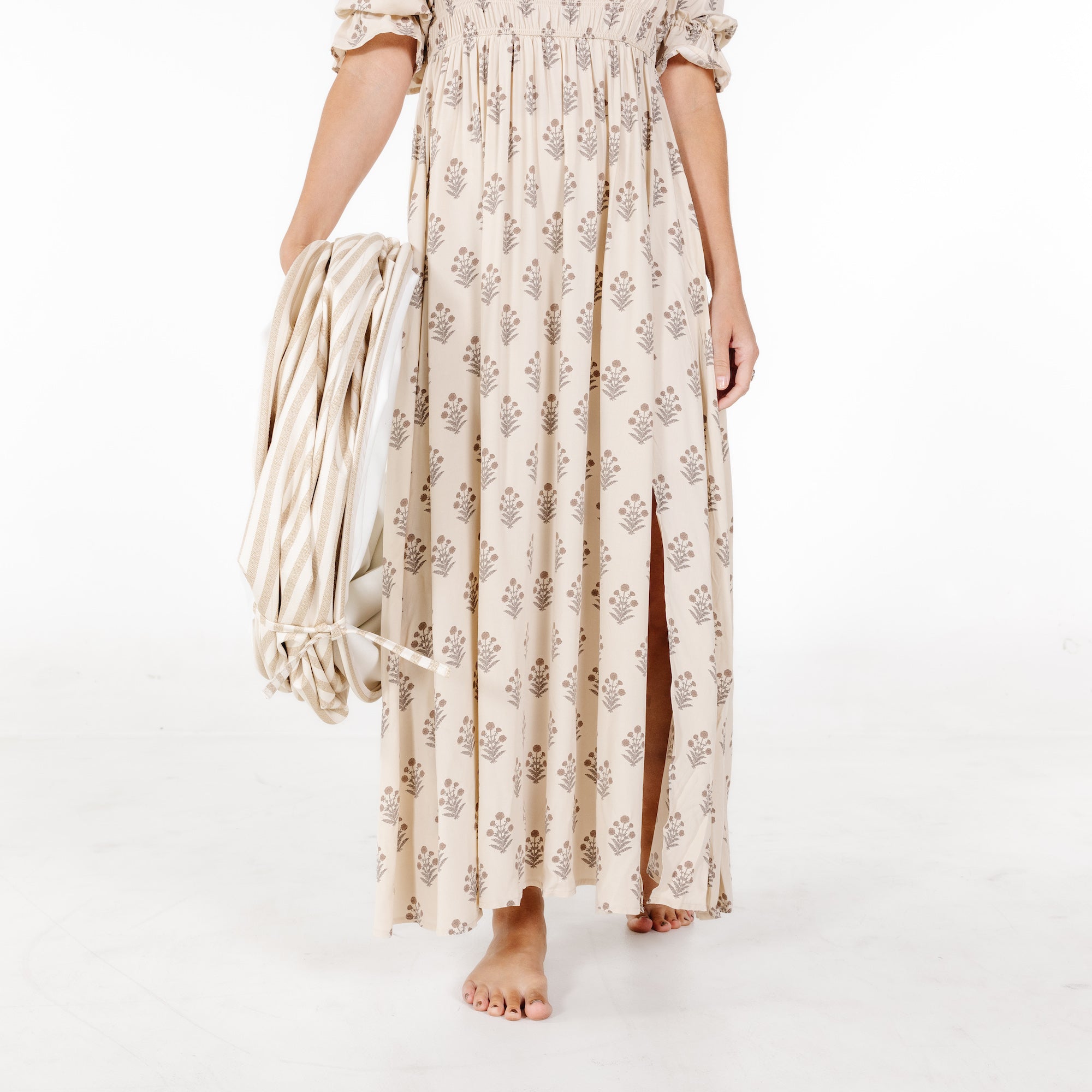 Cafe Stripe@model holding folded tunnel