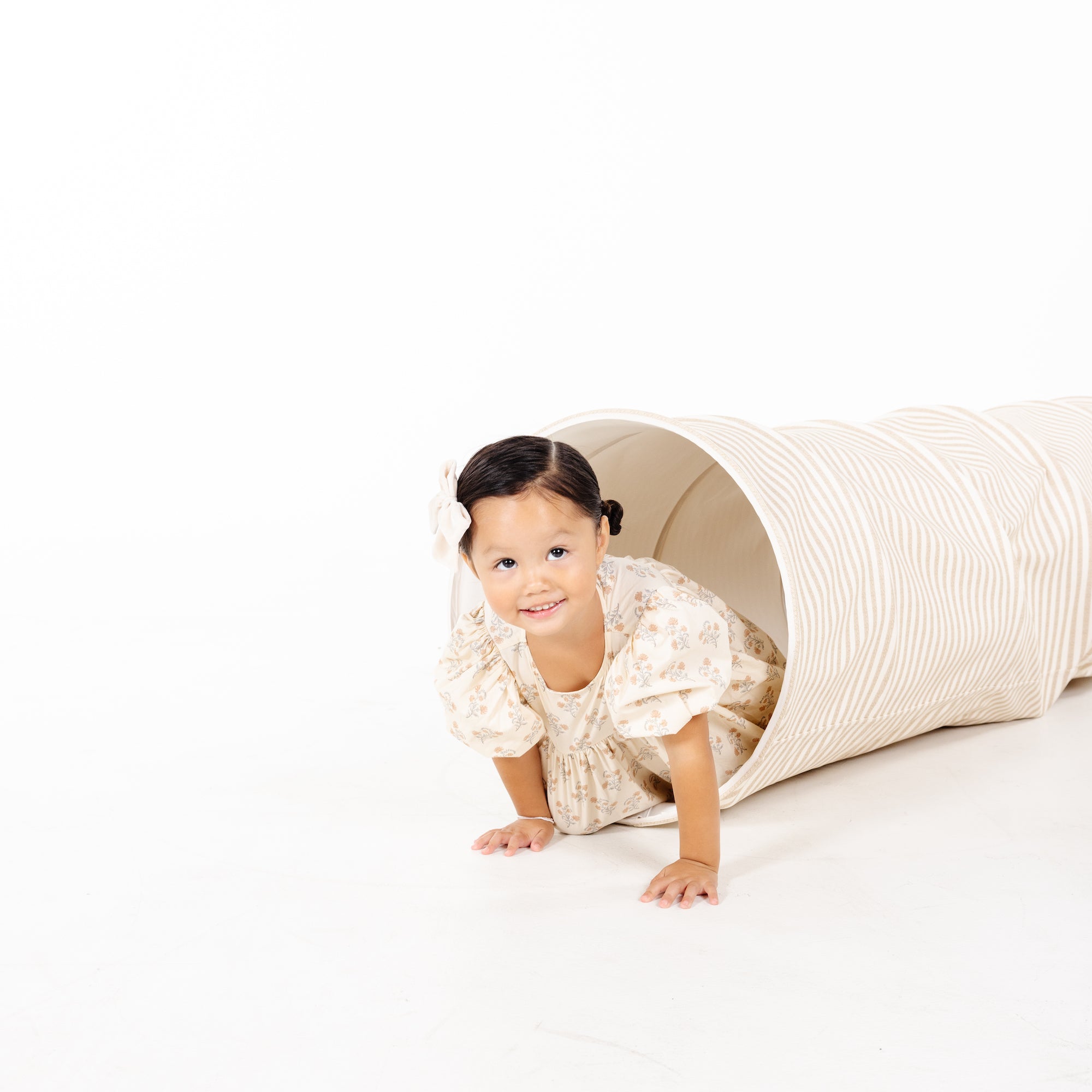 Cafe Stripe@little girl playing in tunnel