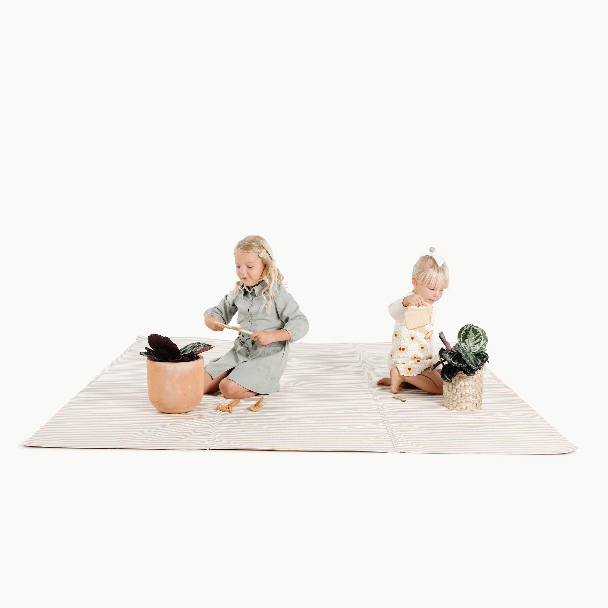 Cafe Stripe / Square@kids playing on the cafe stripe maxi mat