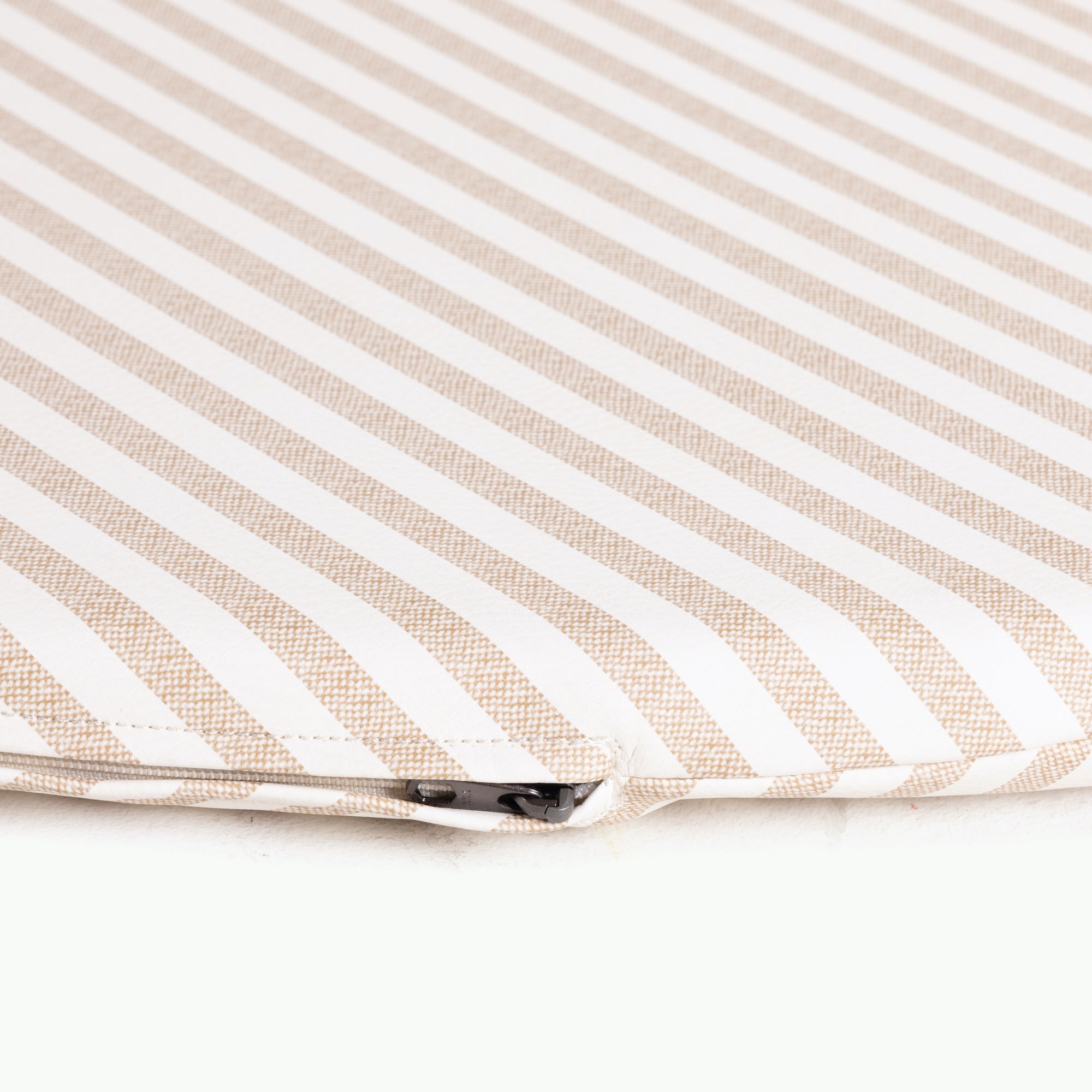Cafe Stripe / Circle@zipper detail on the cafe stripe padded mini circle