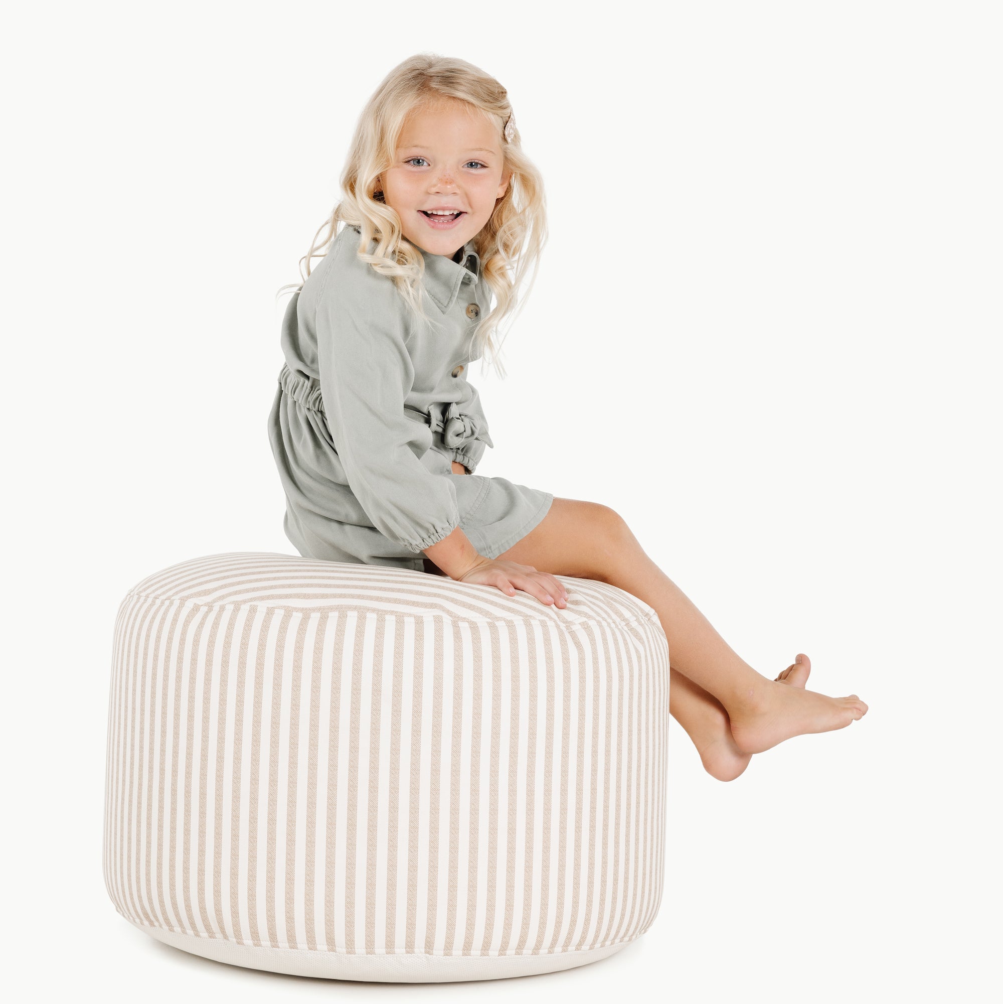 Cafe Stripe@kid sitting on the cafe stripe circle pouf
