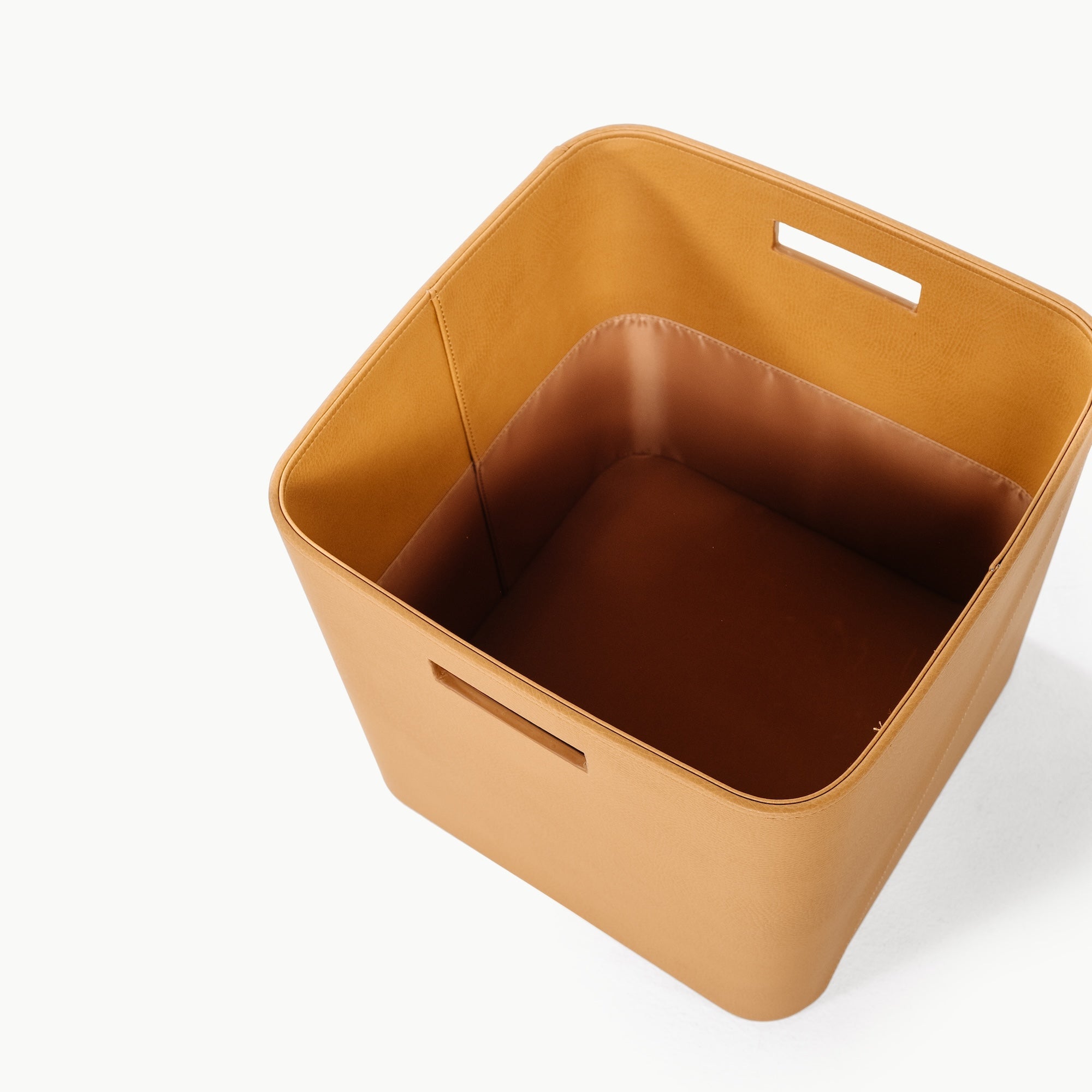 Camel@overhead of Medium Camel Storage Bin