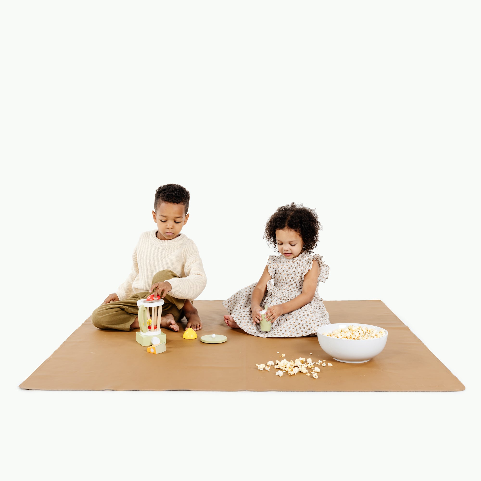 Camel / Square@kids playing on the Camel Midi Square Mat