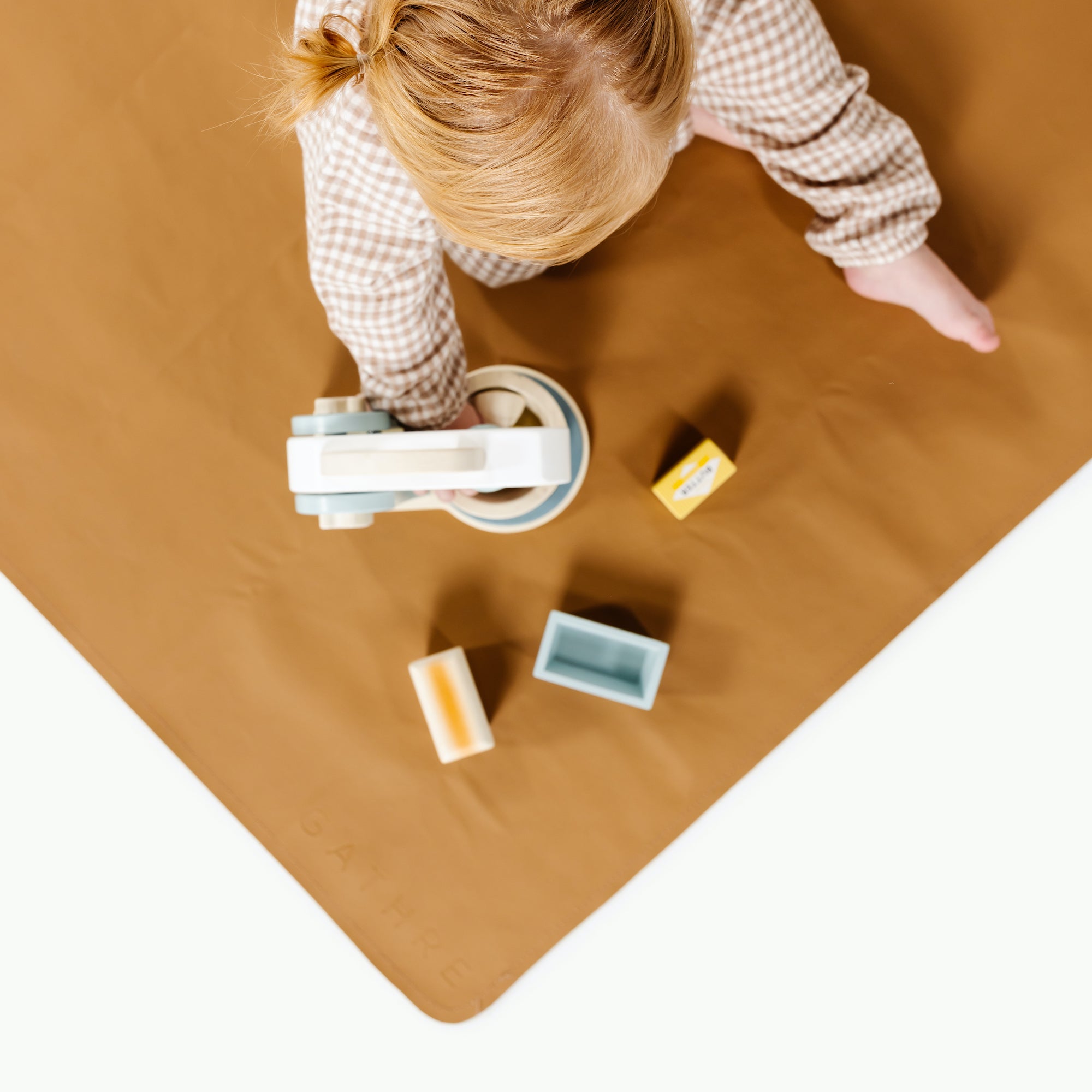 Camel@Overhead kid sitting on the Camel Mini Mat