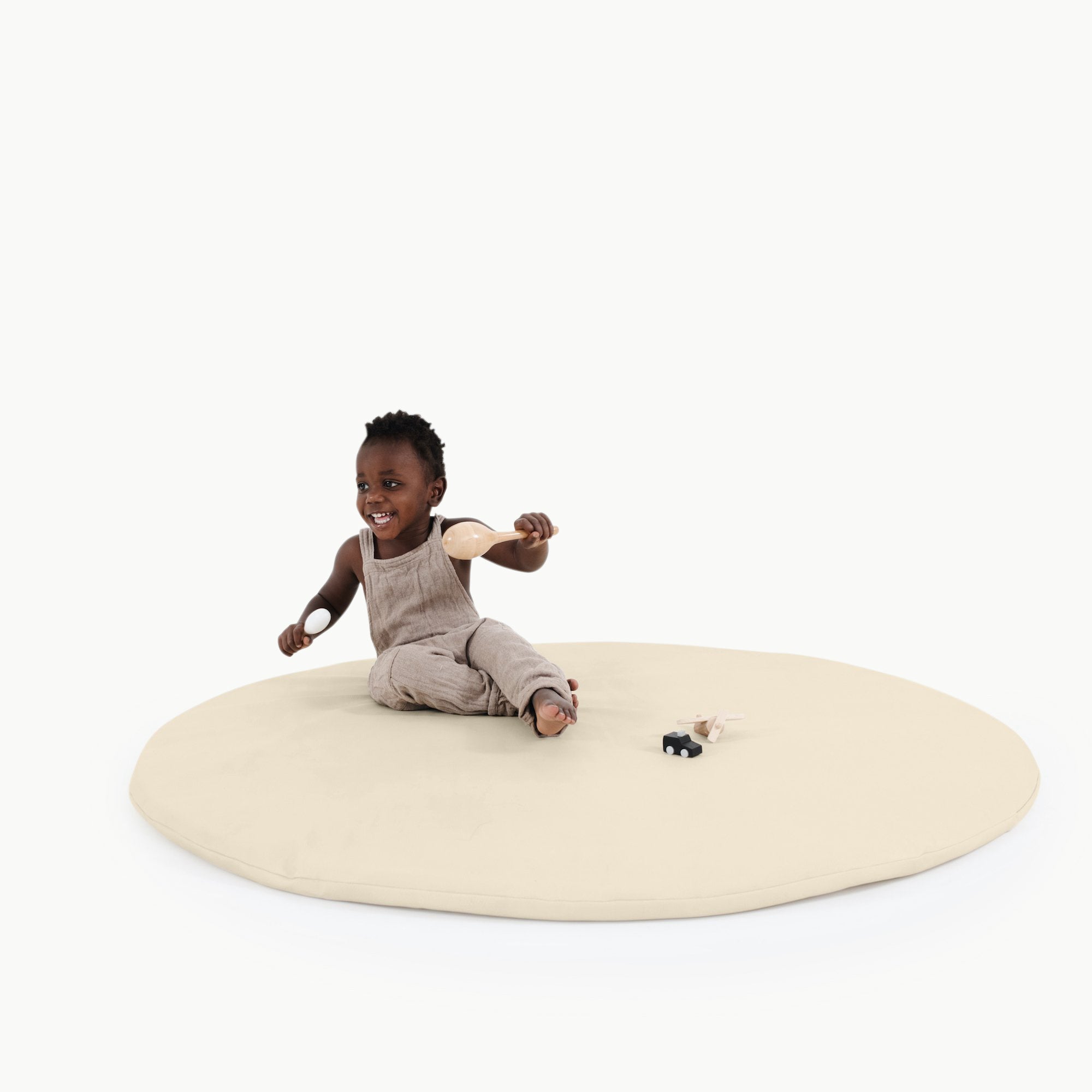 Blanc (on sale)@kid playing on the blanc padded midi circle