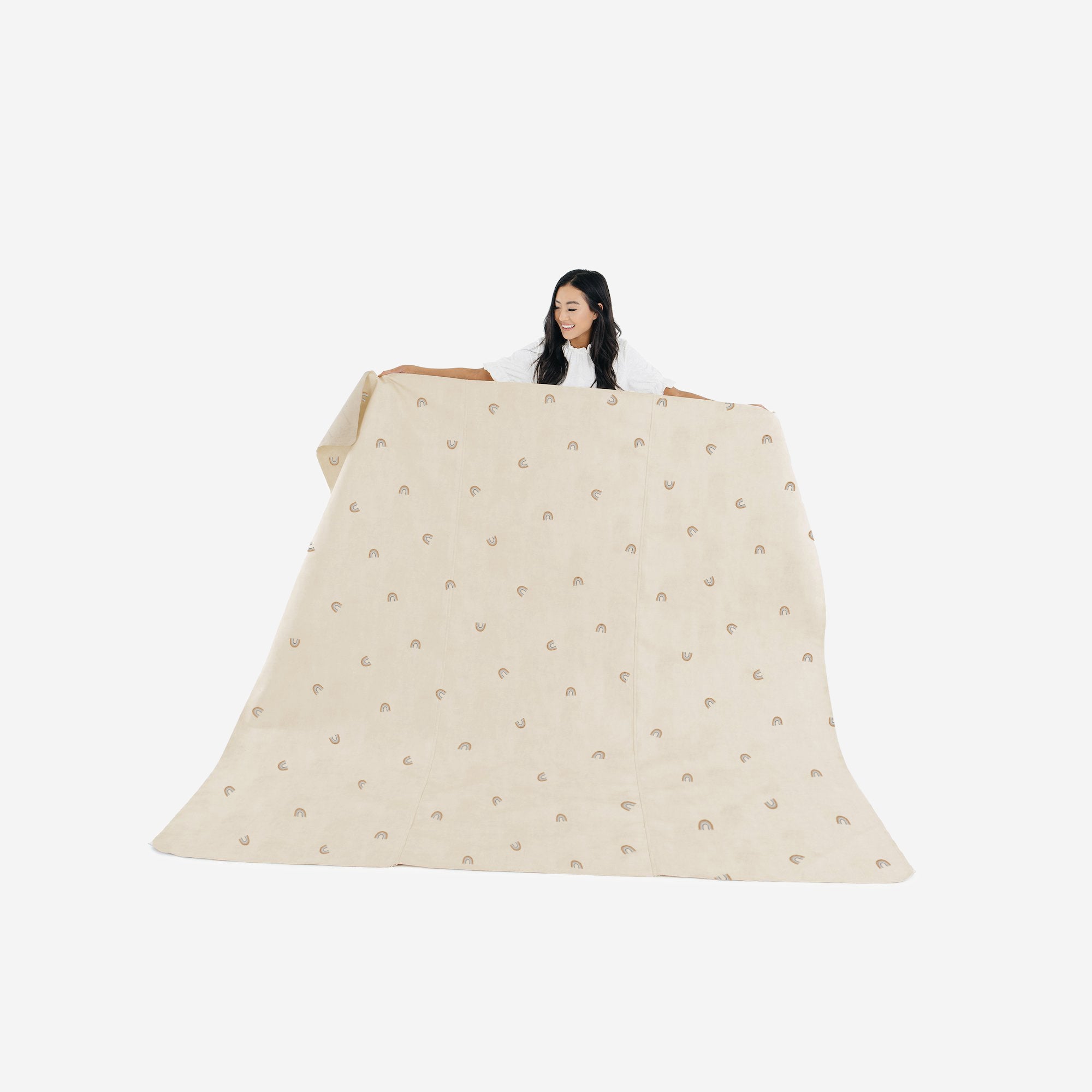 Tiny Rainbow (on sale) / Square@Woman holding the Tiny Rainbow Maxi Square