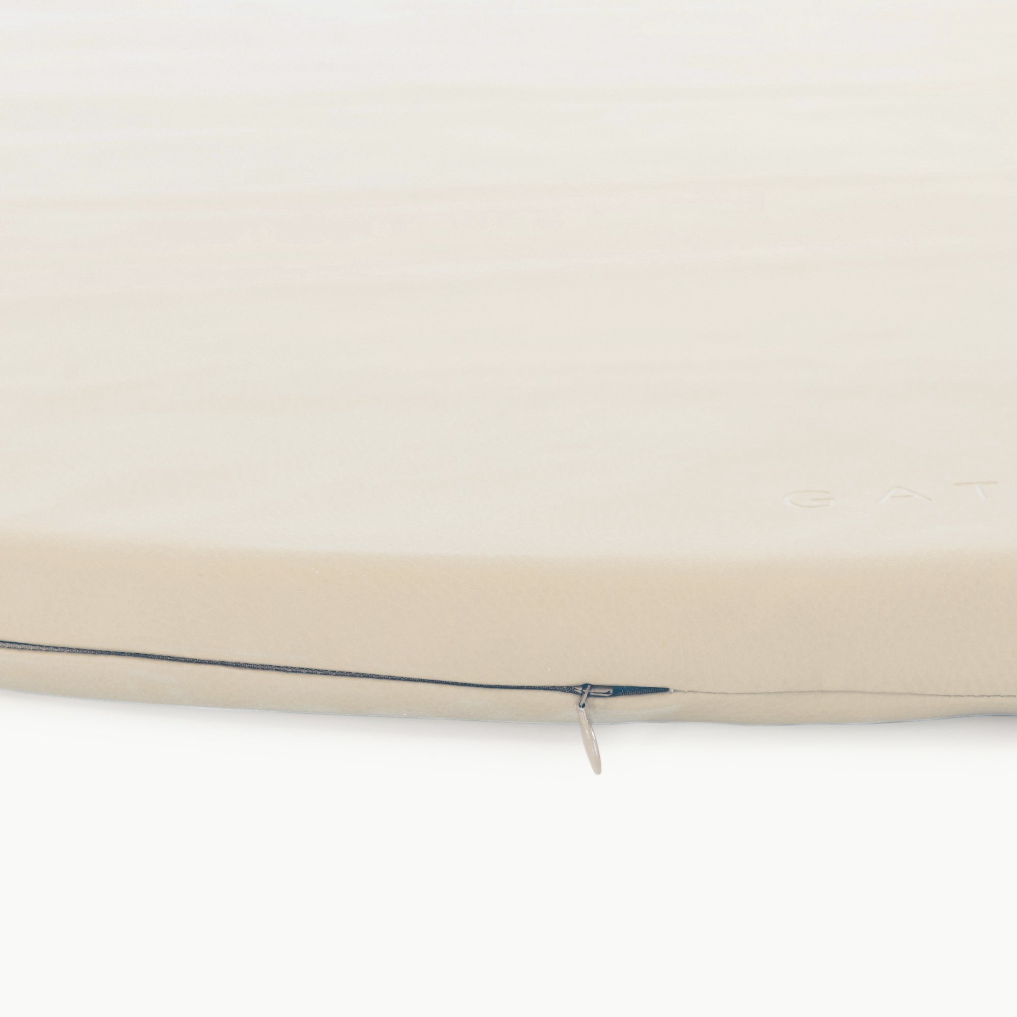 Blanc (on sale)@zipper detail on the blanc padded midi circle