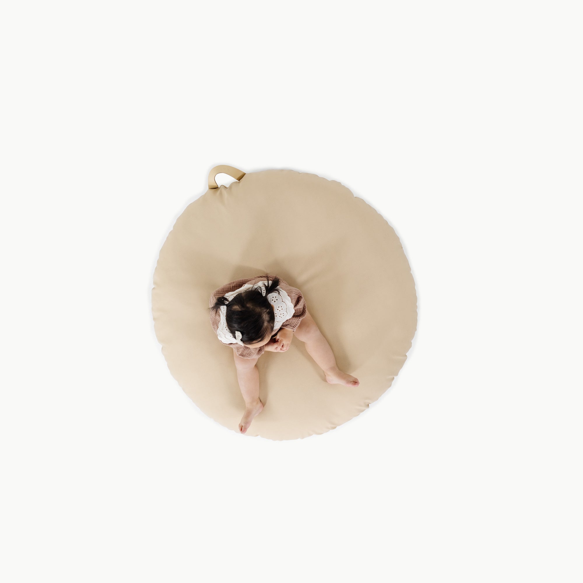 Créme (on sale) / Circle@overhead of girl sitting on cushion