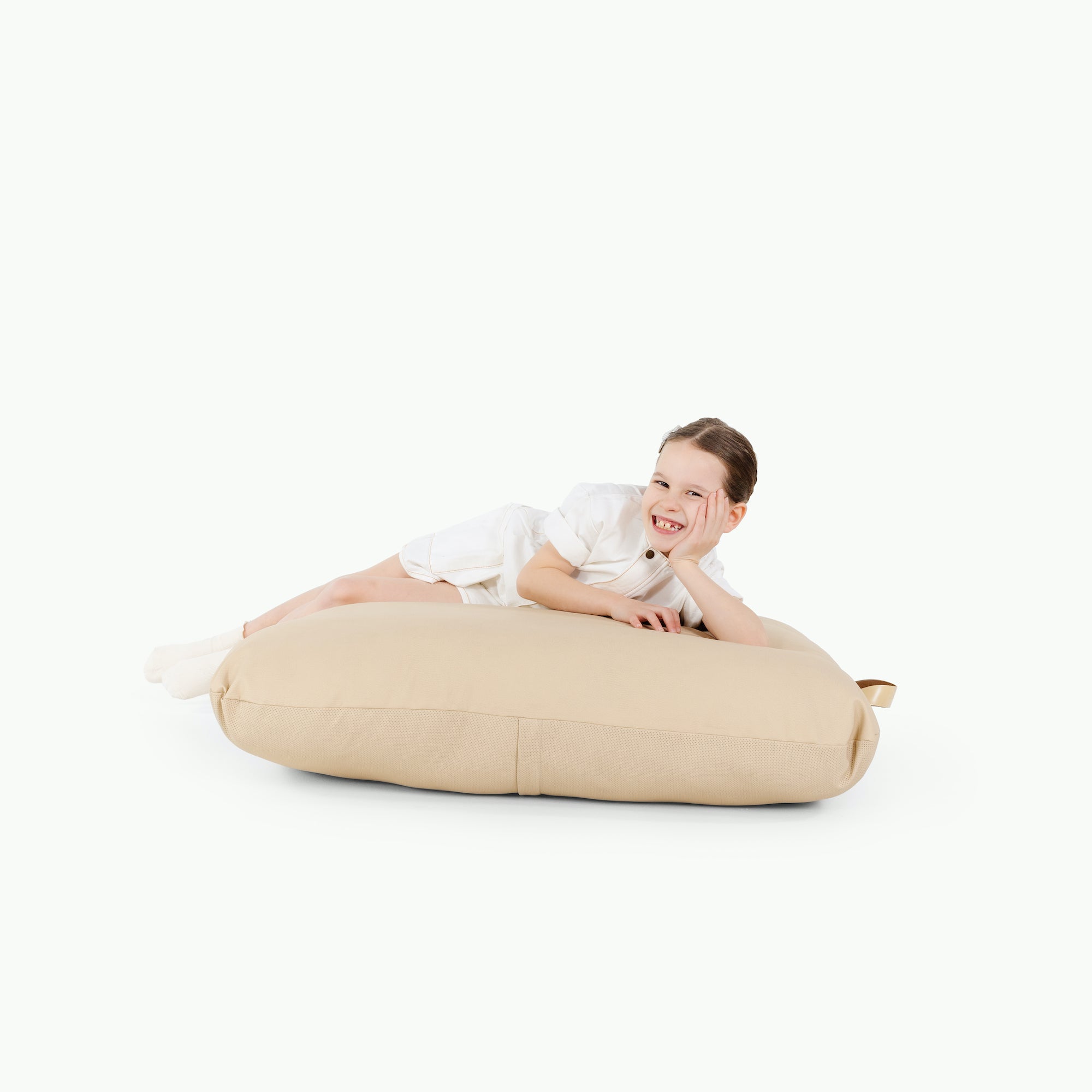 Créme (on sale) / Square@girl sitting on cushion