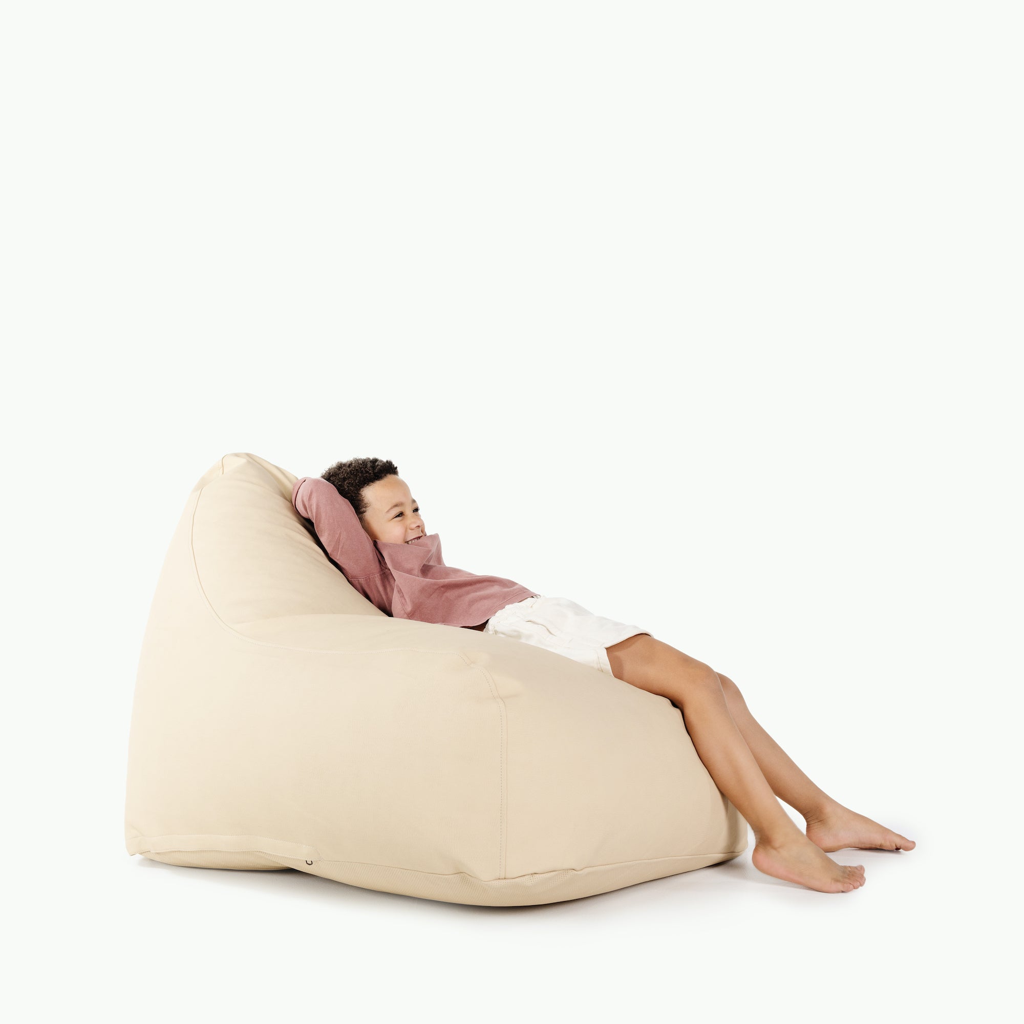 Créme (on sale)@little boy sitting on lounger