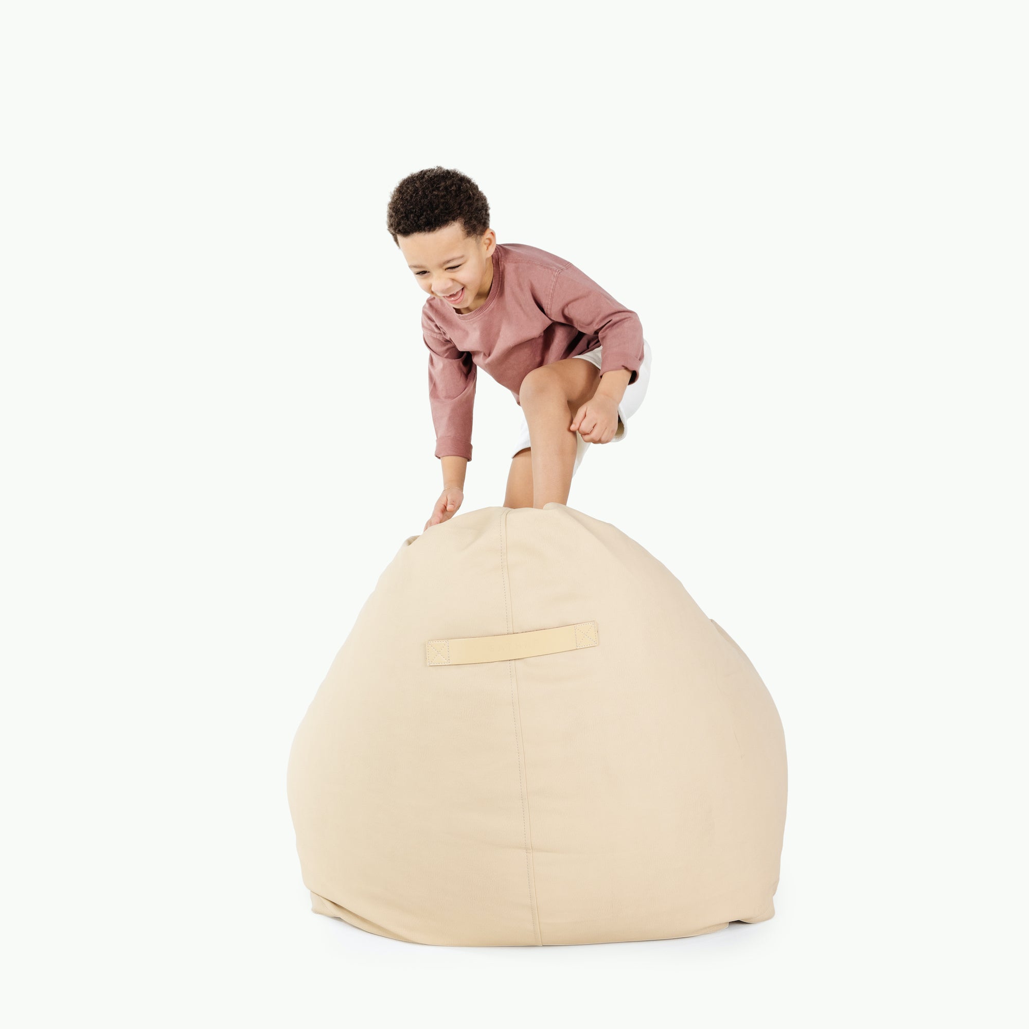 Créme (on sale)@little boy playing on lounger