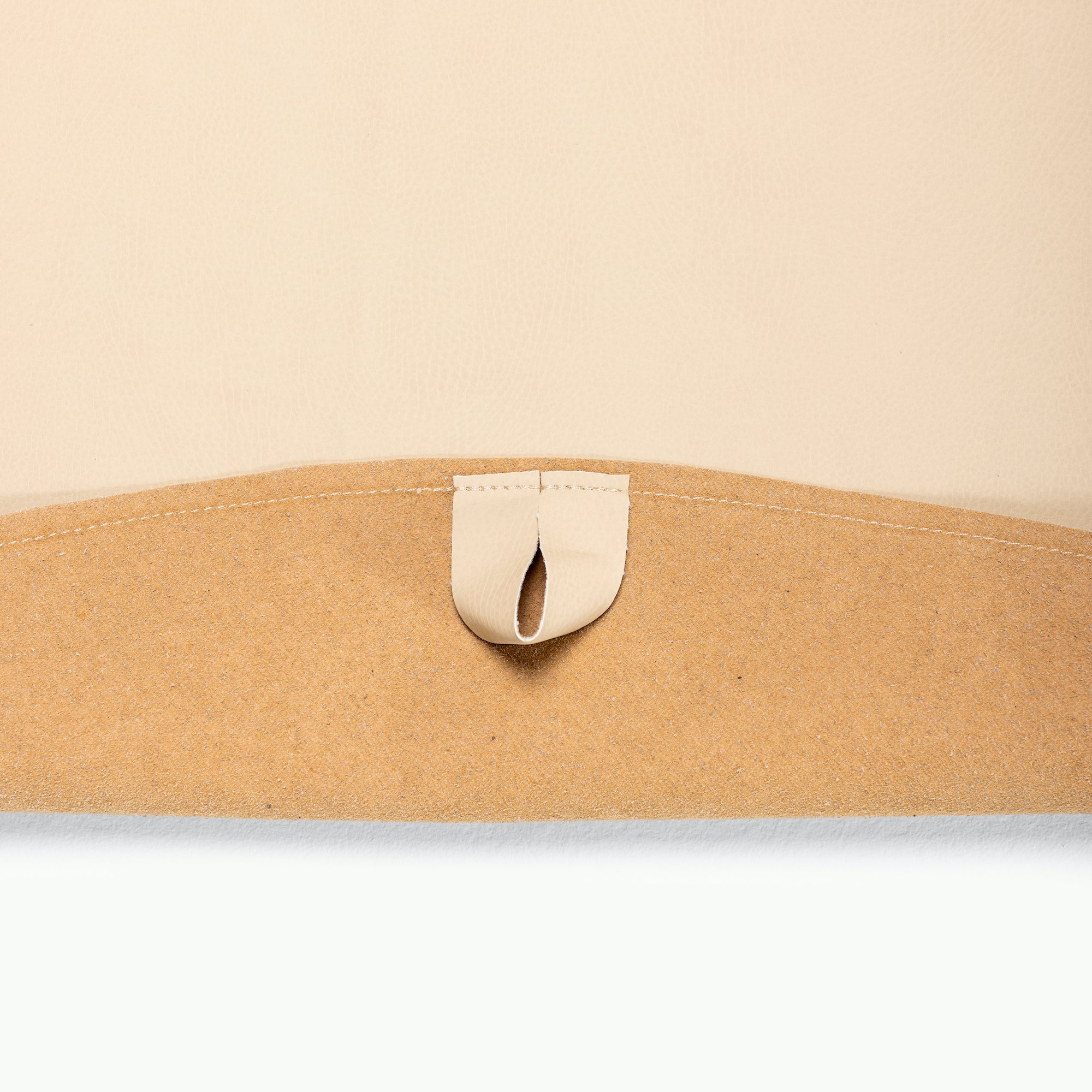 Créme (on sale) / Circle@hanging tab detail