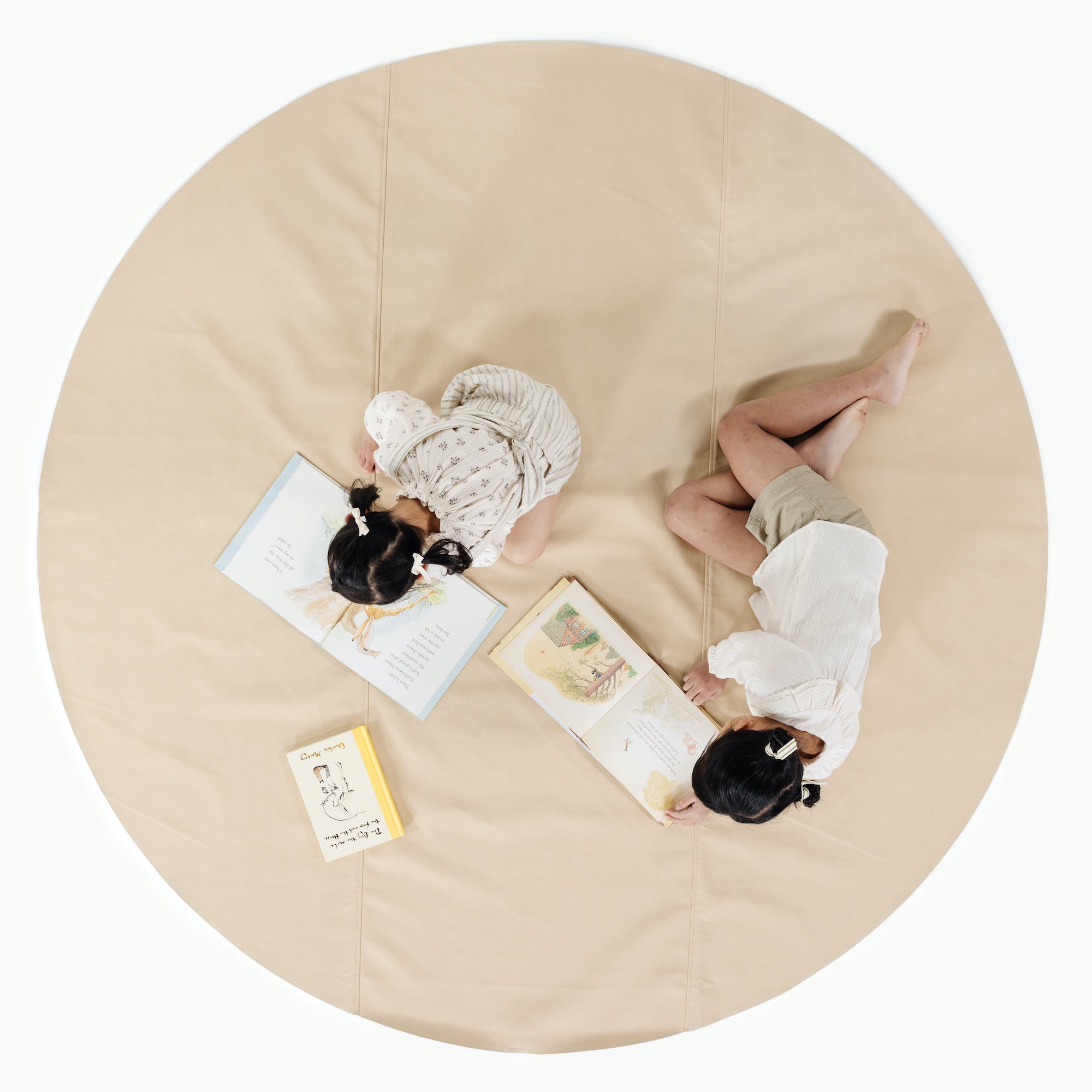 Créme (on sale) / Circle@overhead of girls on mat