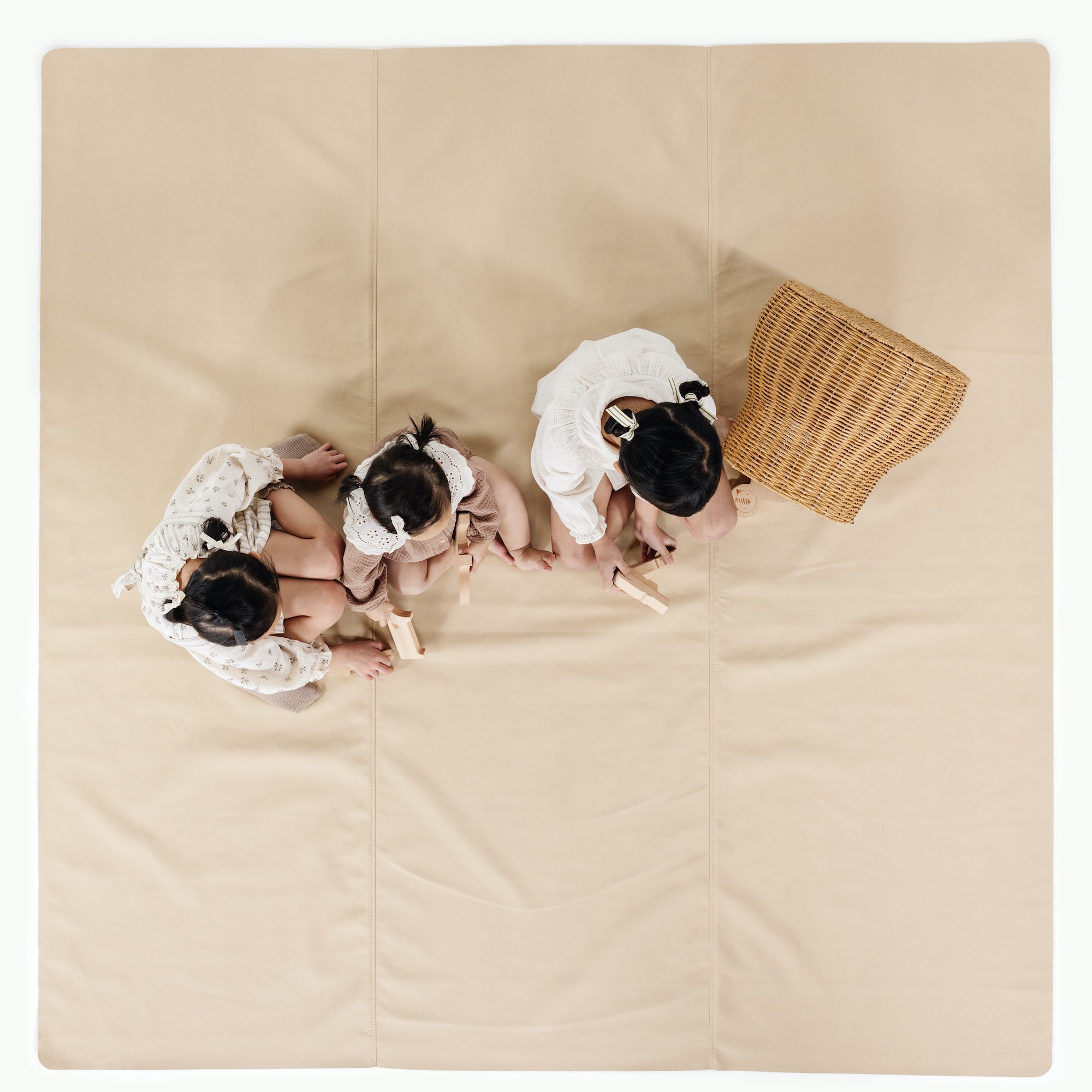 Créme (on sale) / Square@overhead of girls on mat