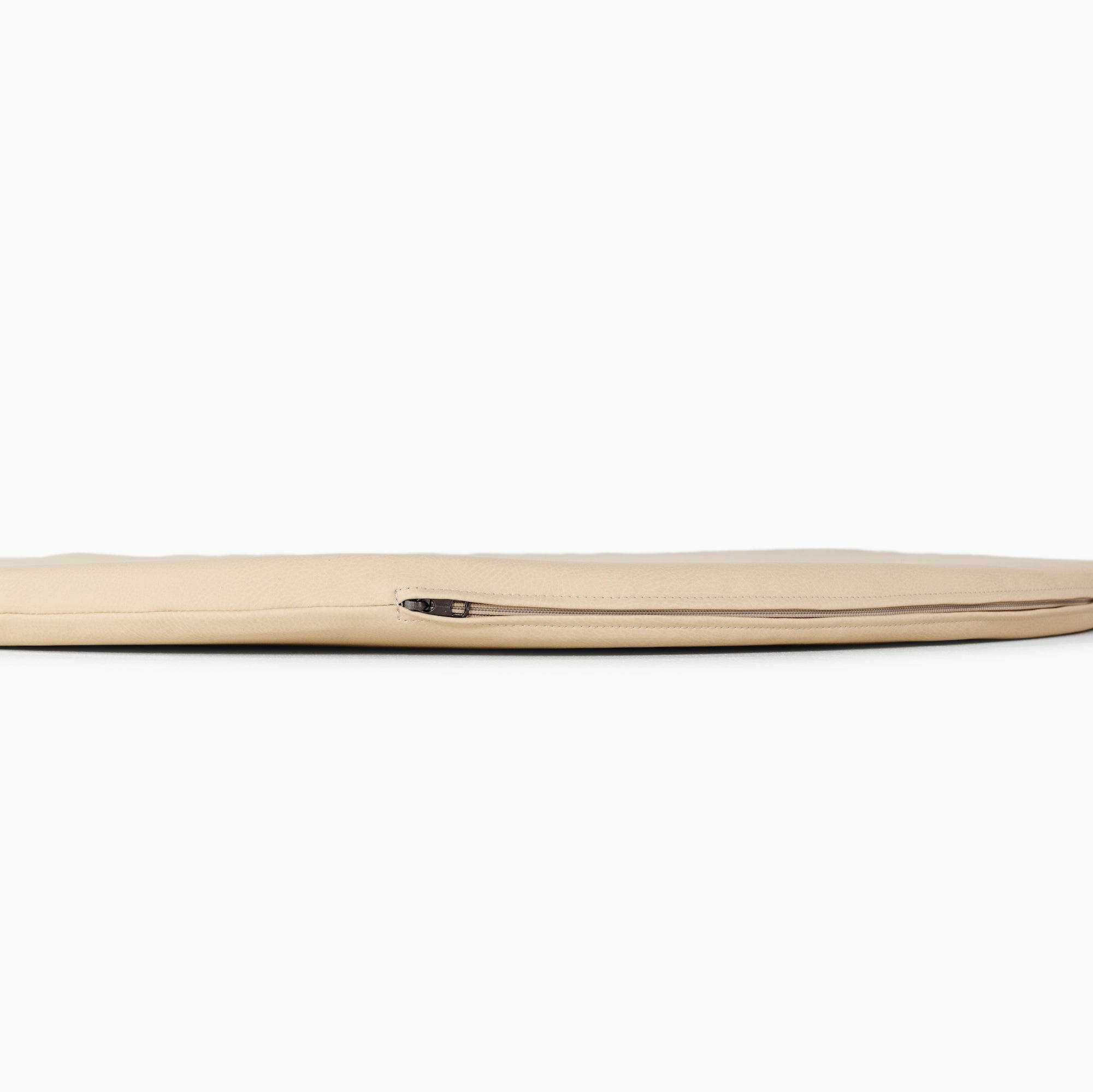 Créme (on sale)@zipper detail on padded mat