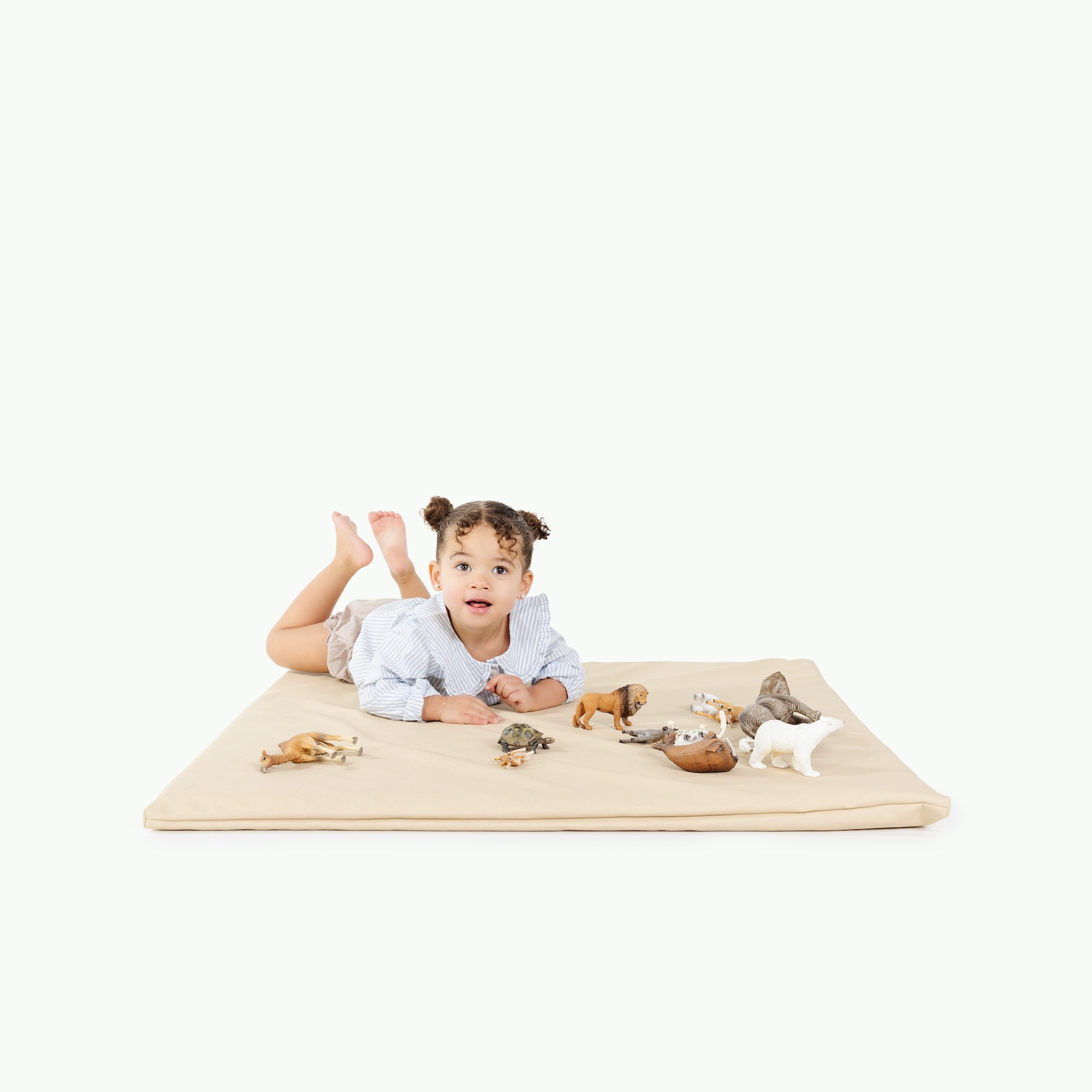 Créme (on sale) / Square@little girl playing on padded mat
