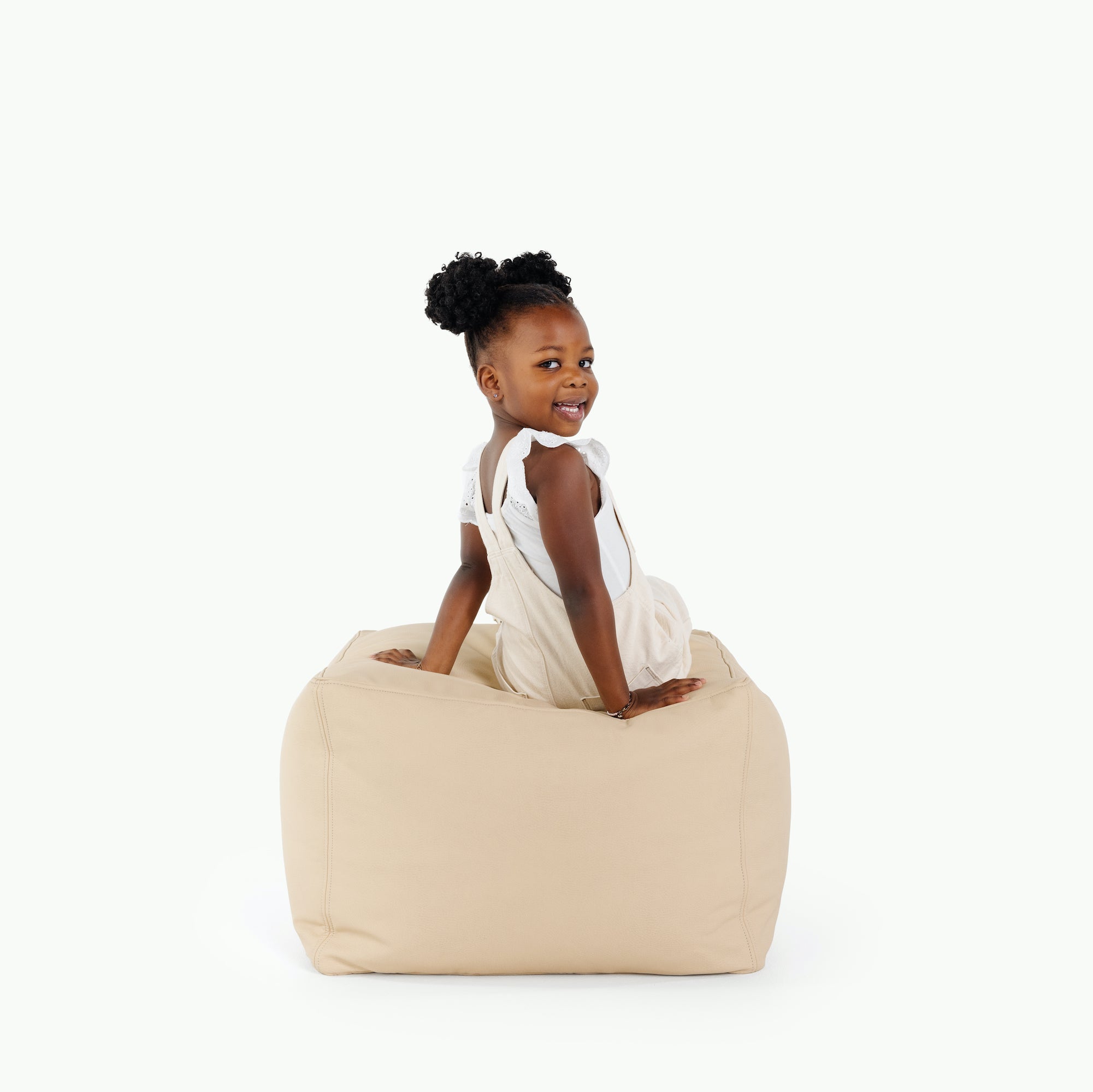 Créme (on sale)@little girl sitting on pouf