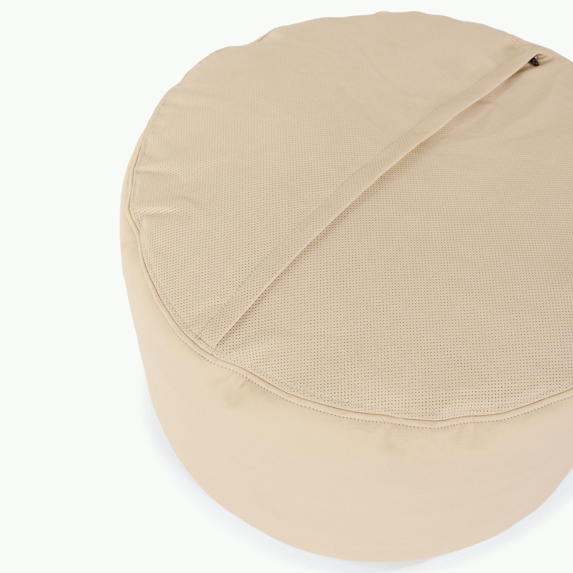 Créme (on sale)@zipper and perforation detail image