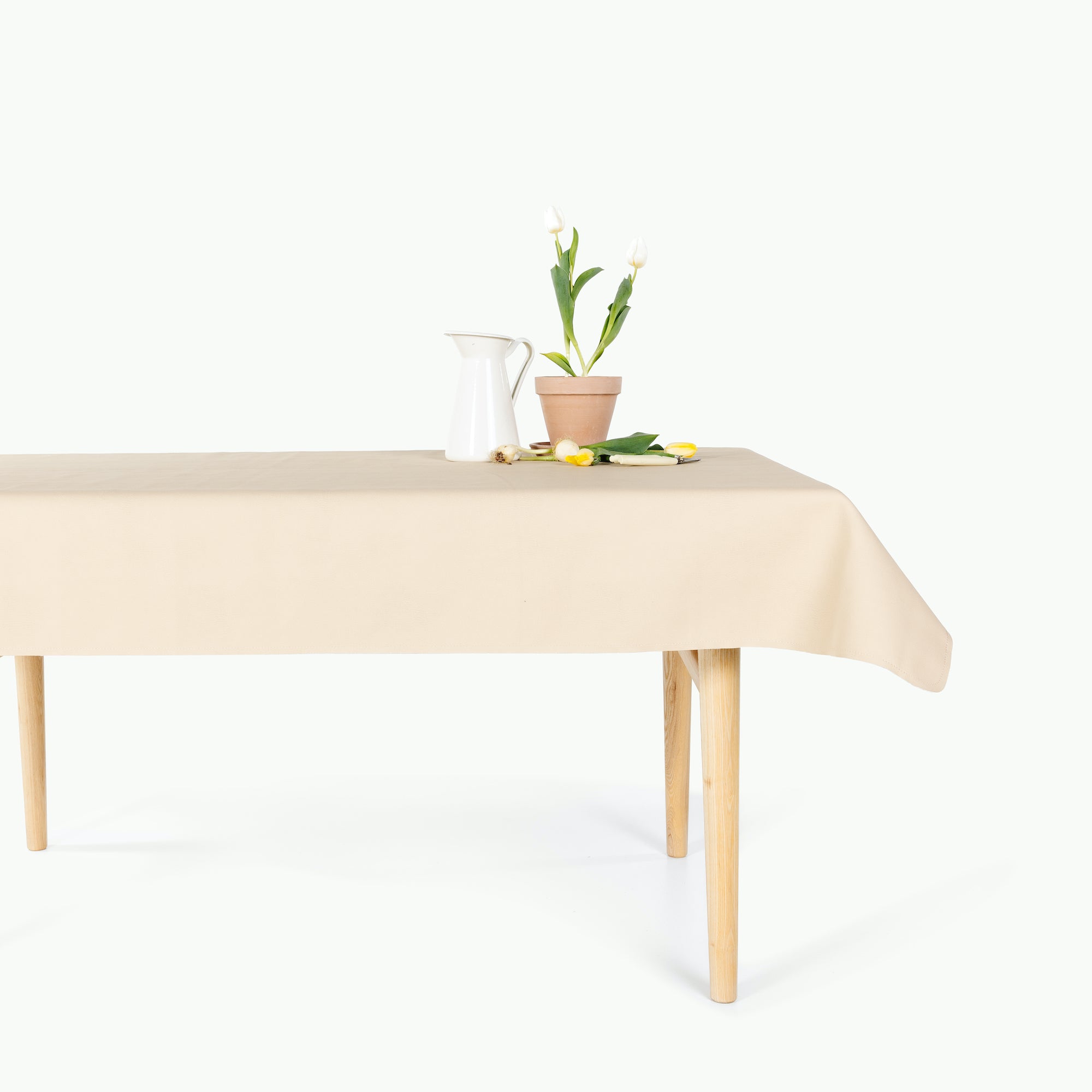 Créme / 10 Foot@tablecloth on table