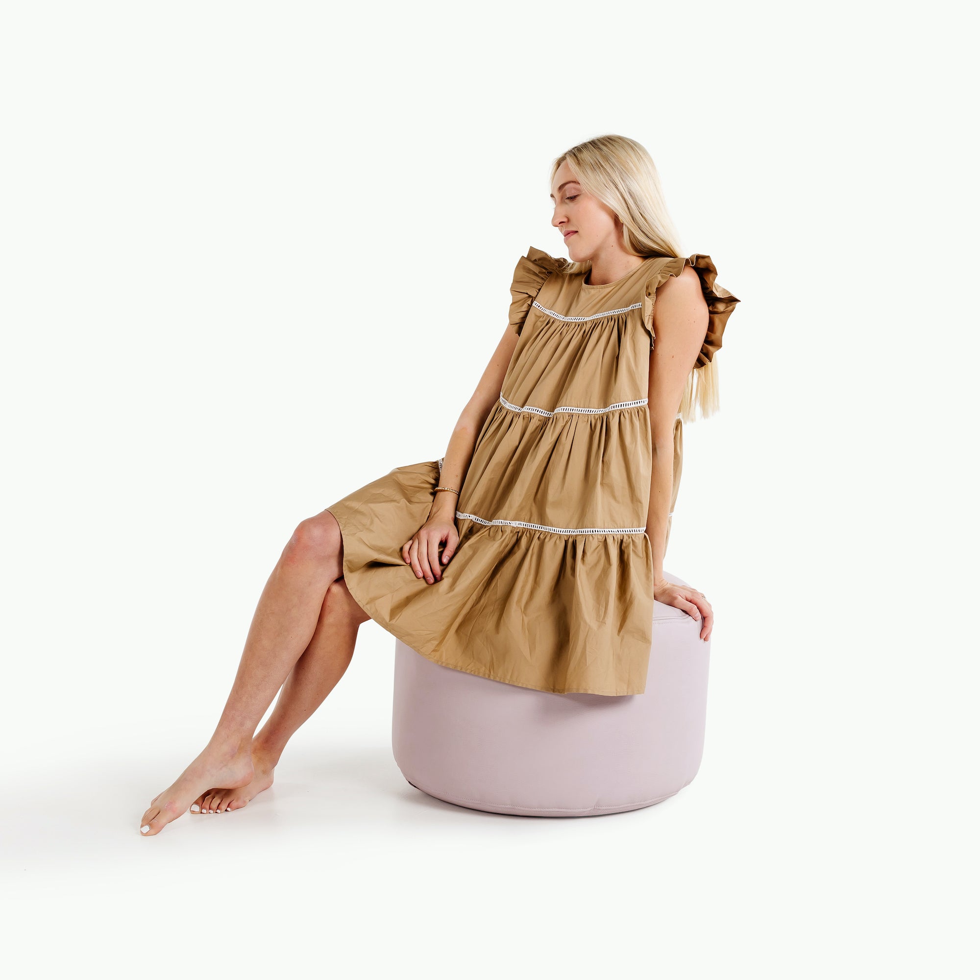 Fable (on sale)@woman sitting on the fable circle pouf