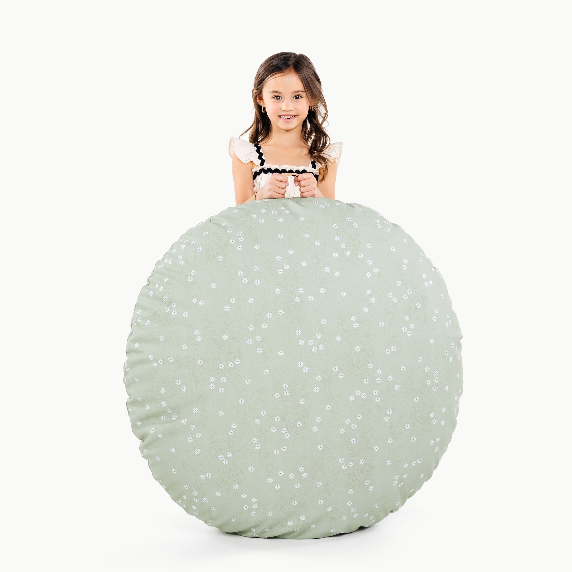 Flora / Circle@little girl holding a floor cushion