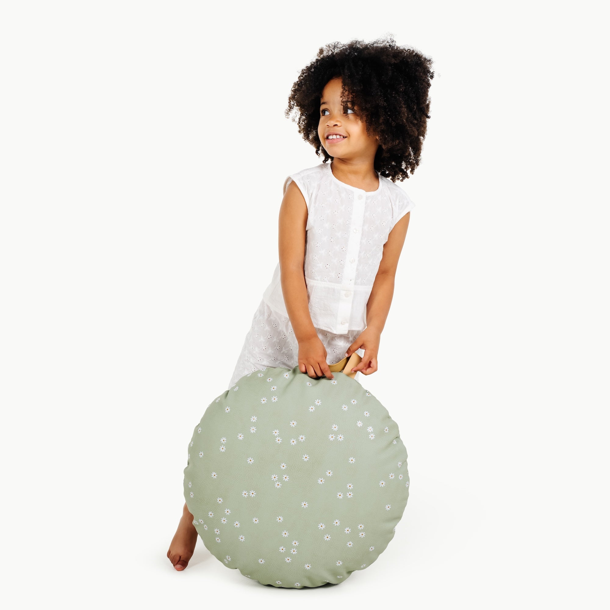 Flora / Circle@little girl holding a mini cushion