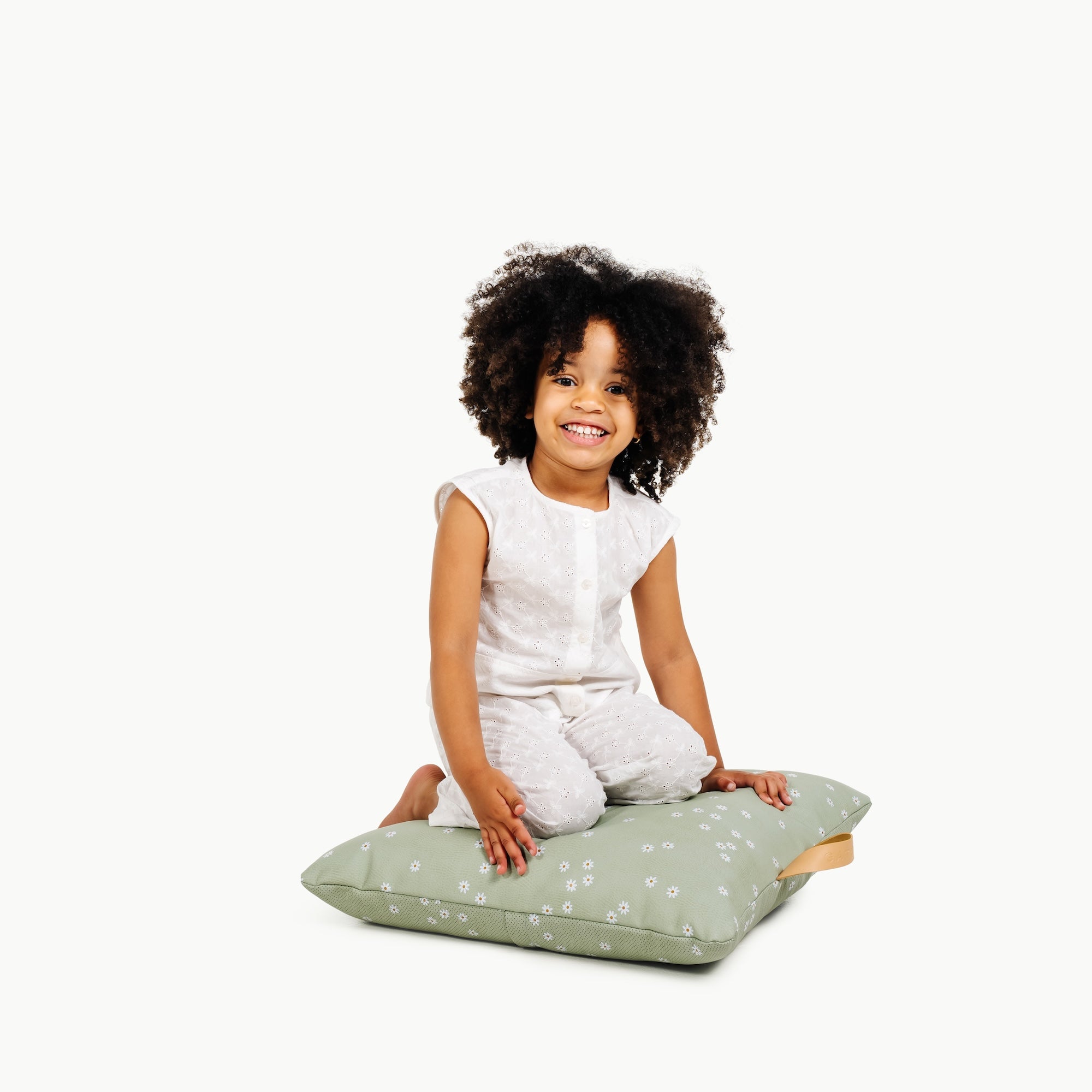 Flora (on sale) / Square@little girl sitting on a mini cushion