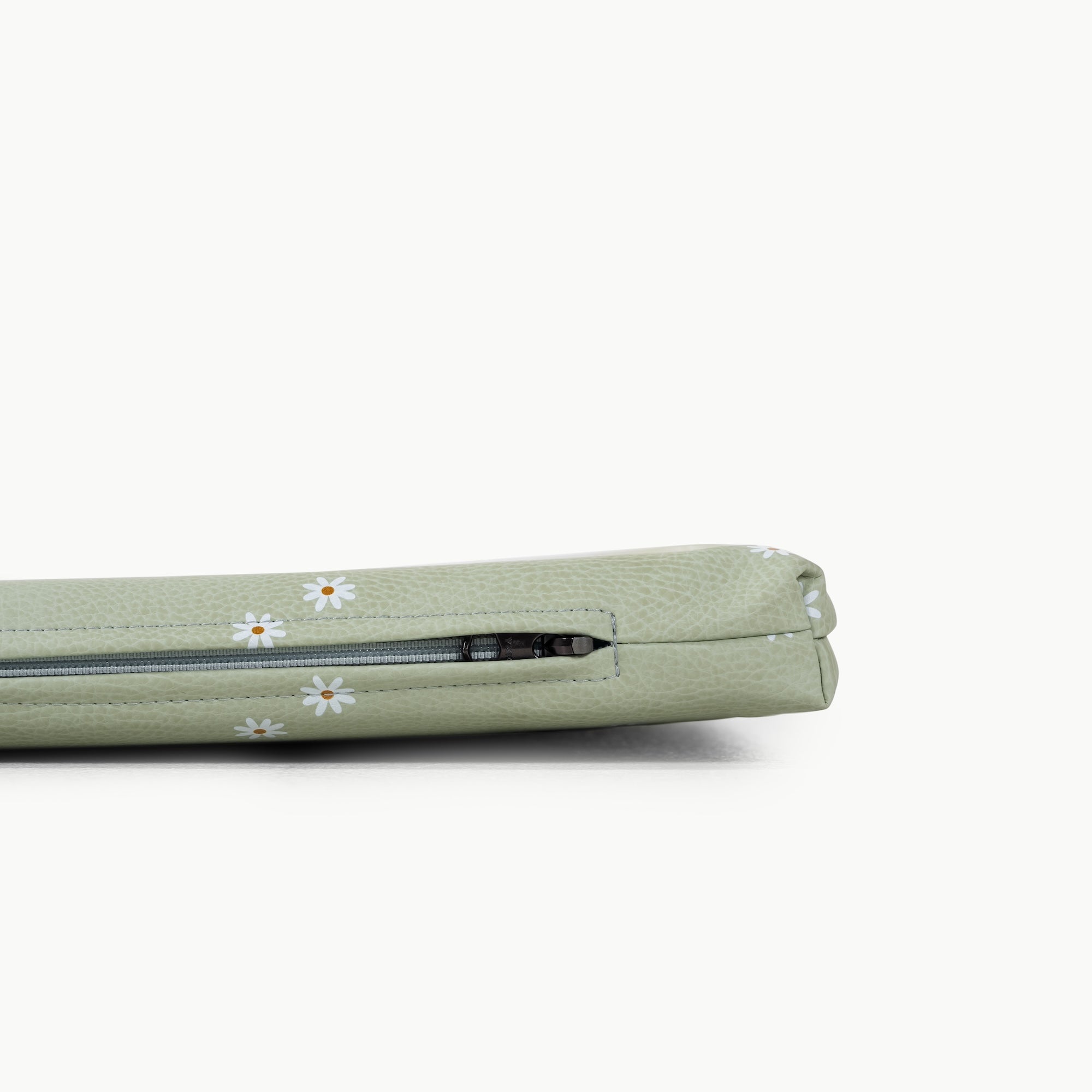 Flora / Square@Zipper detail on padded mat