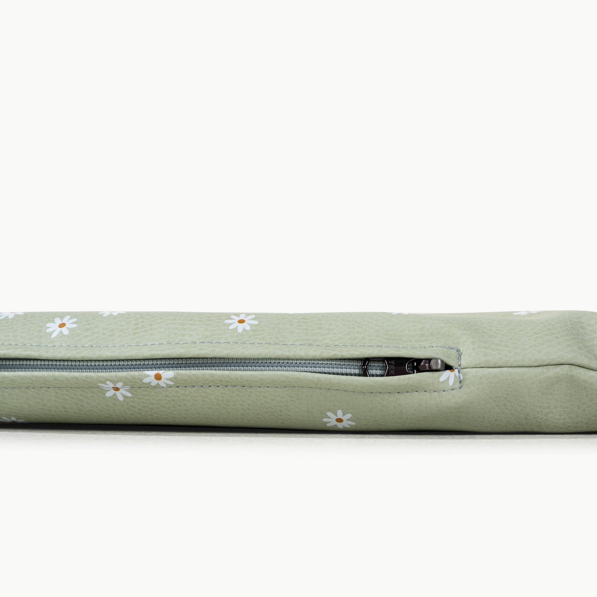 Flora / Circle@zipper detail on padded circle