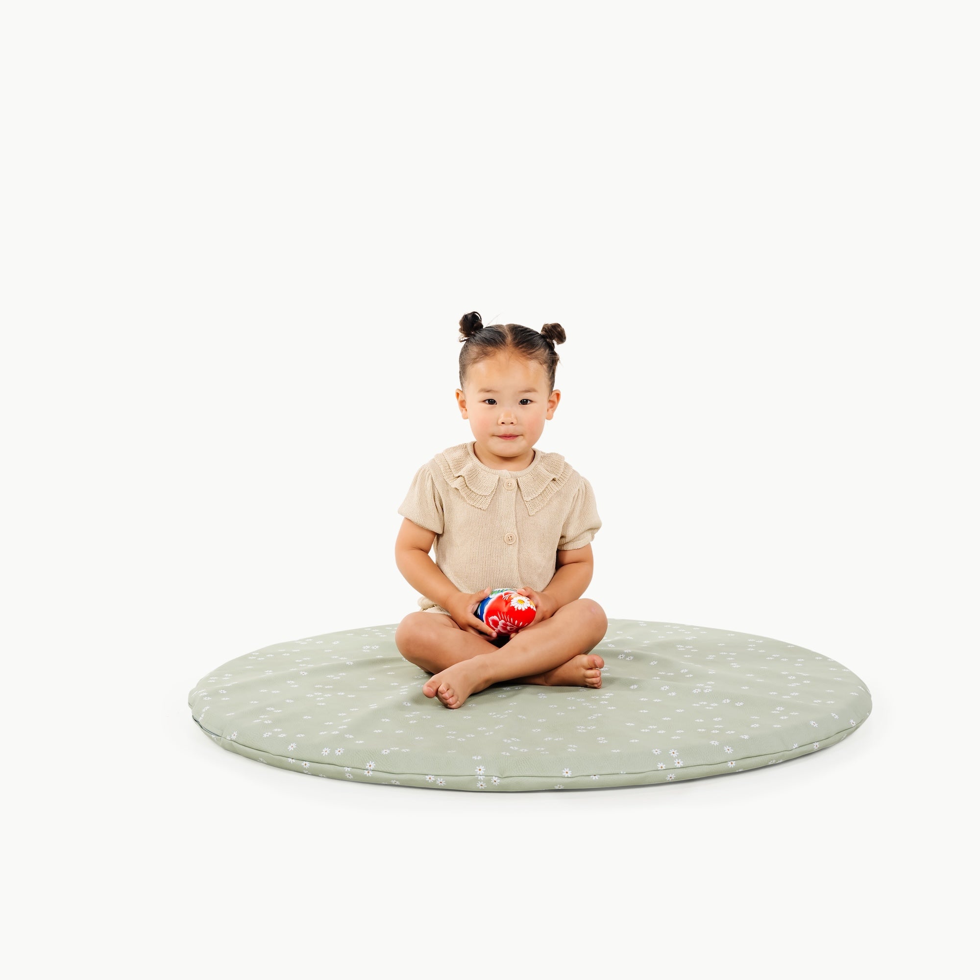 Flora / Circle@little girl playing on padded mat