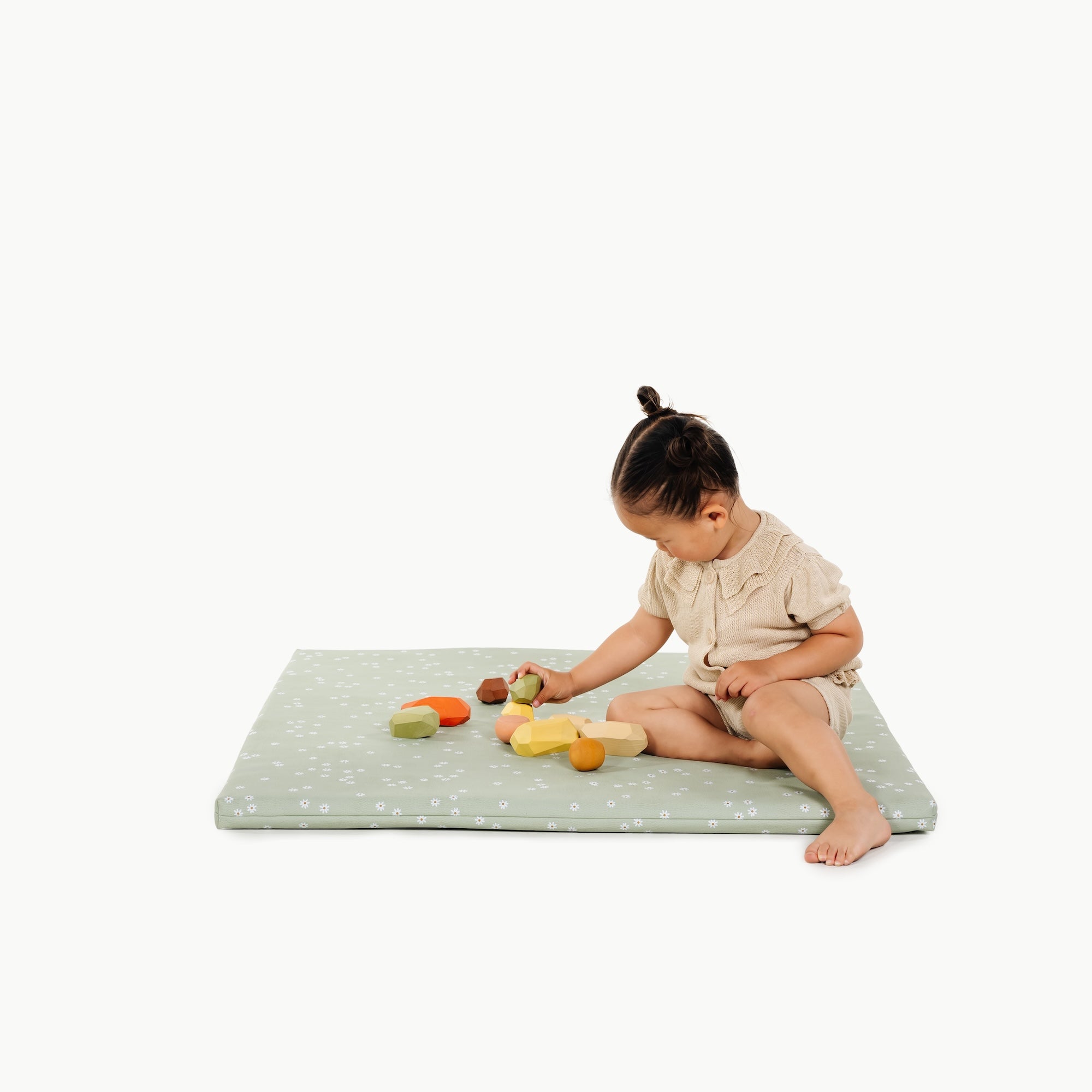 Flora / Square@little girl playing on padded mat