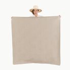 Fog (on sale) / Square@woman holding the fog midi mat