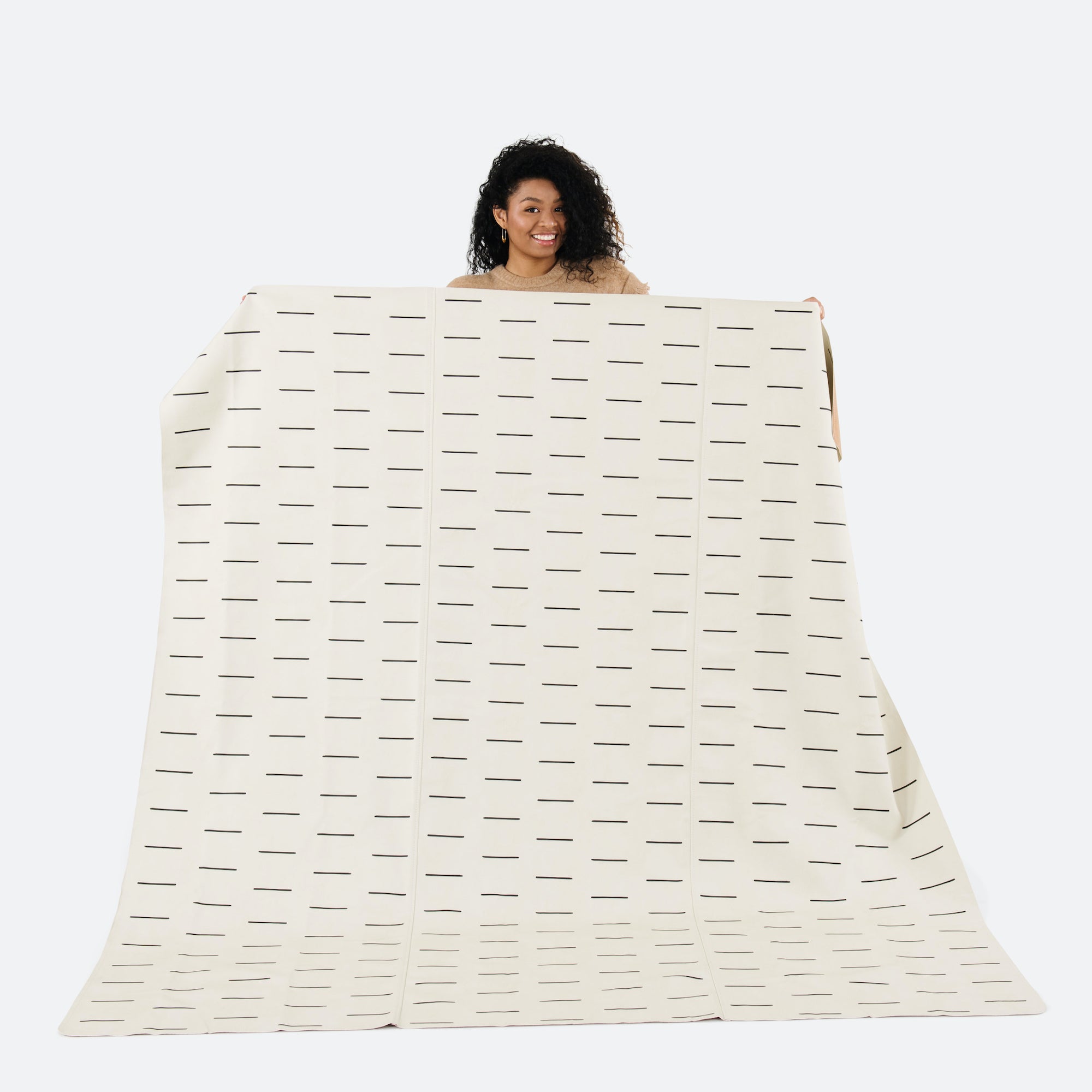 Blanc Dash (on sale) / Square@woman holding maxi mat