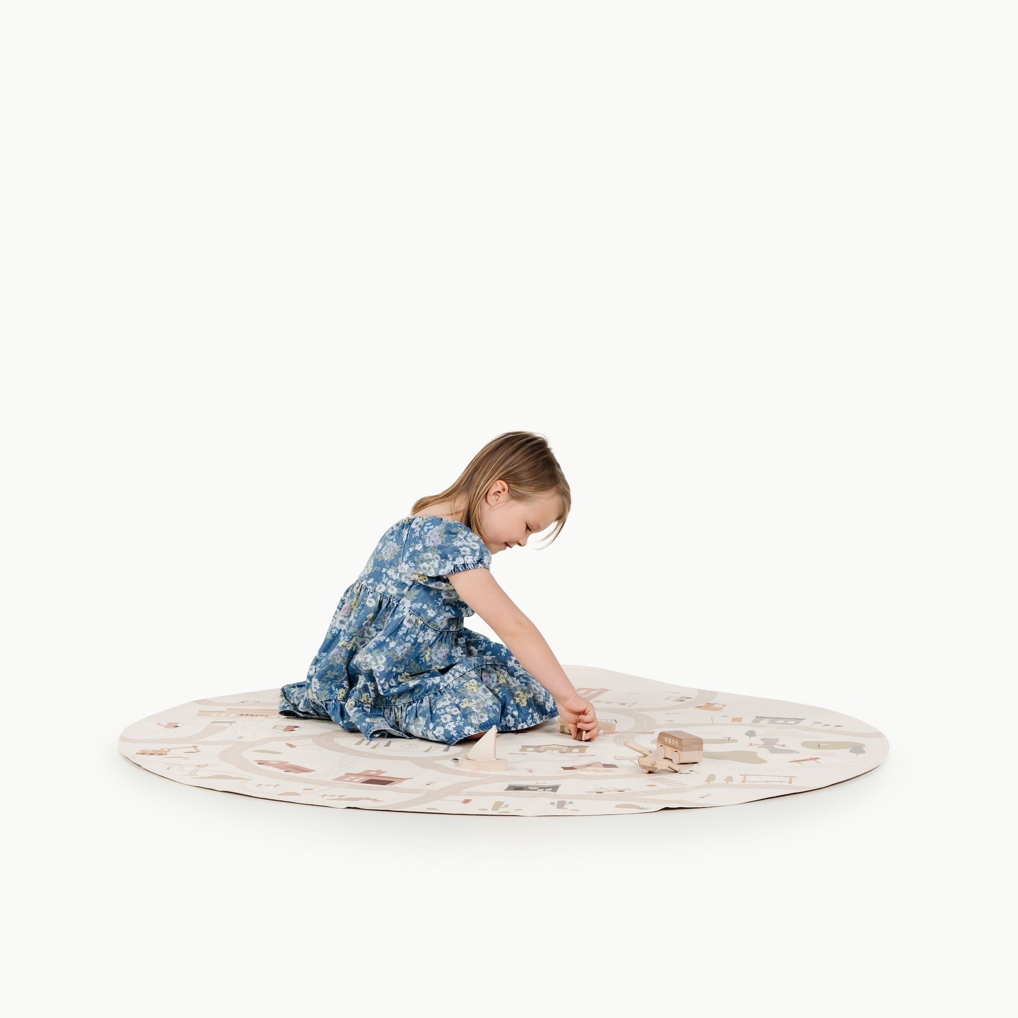 Commons@kid playing on the midi circle commons mat