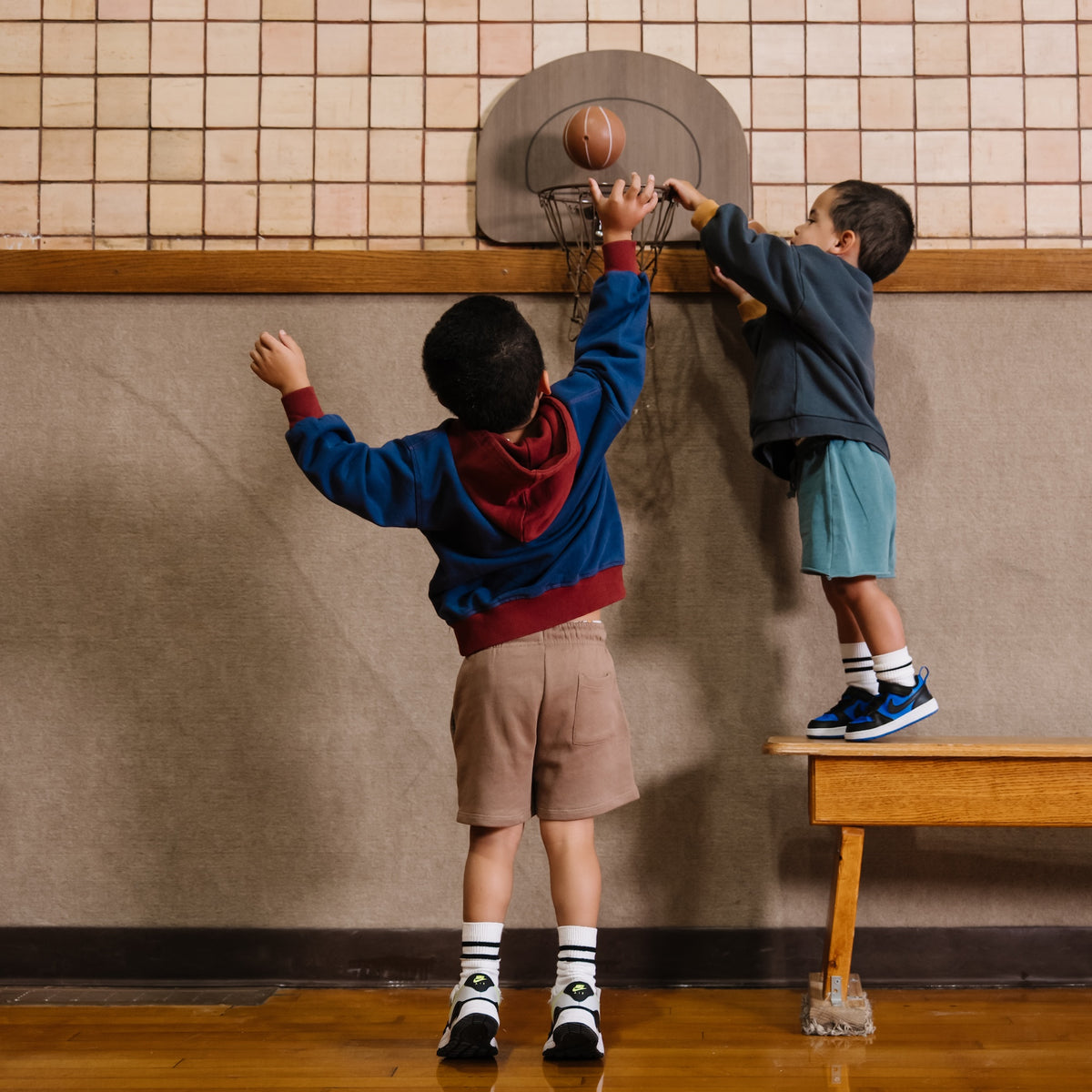 Walnut@Kids playing with doorway basketball hoop designed for indoor play at home