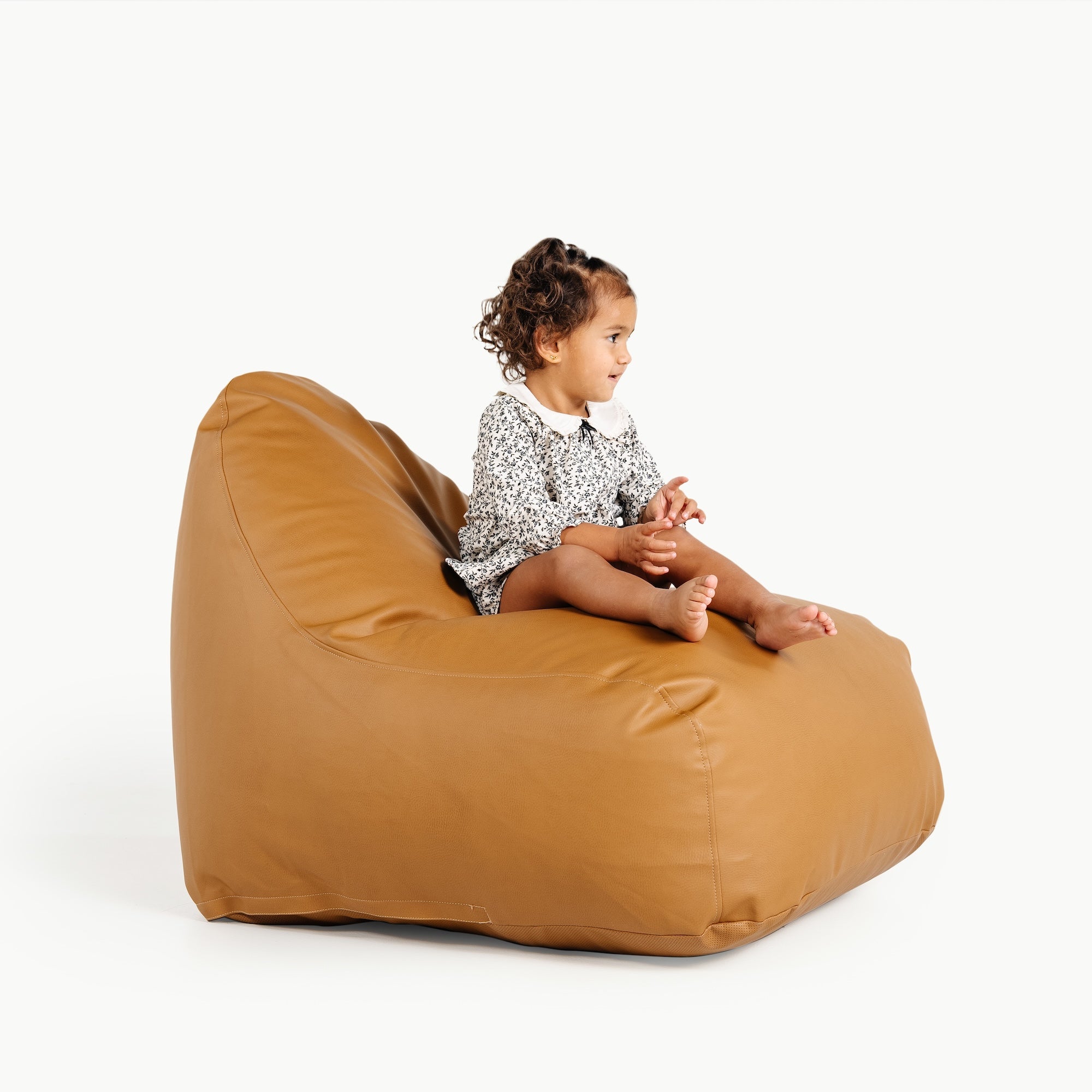 Camel@little girl sitting on lounger