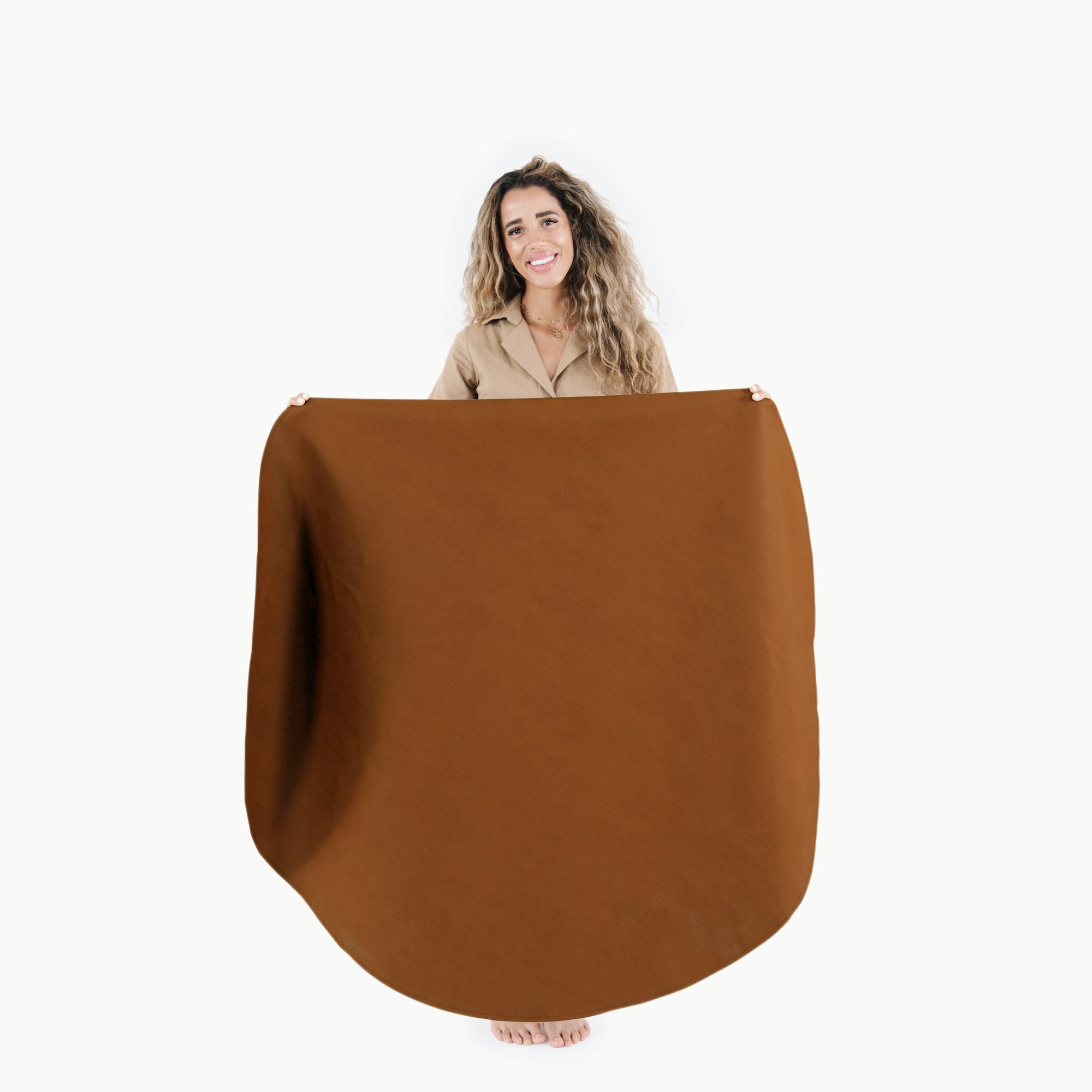 Ginger (on sale) / Circle@woman holding the ginger midi circle mat