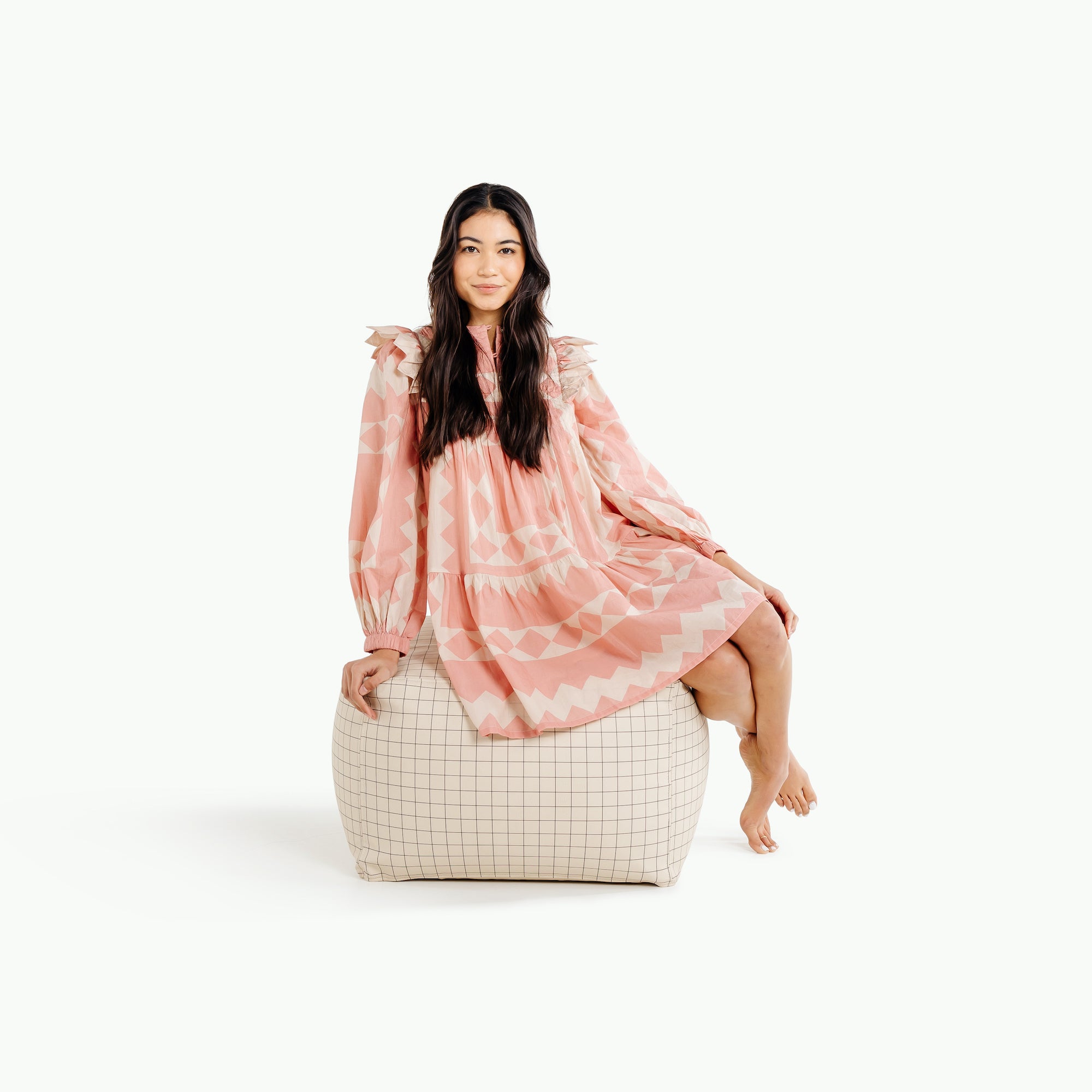 Graph (on sale)@woman sitting on the graph square pouf