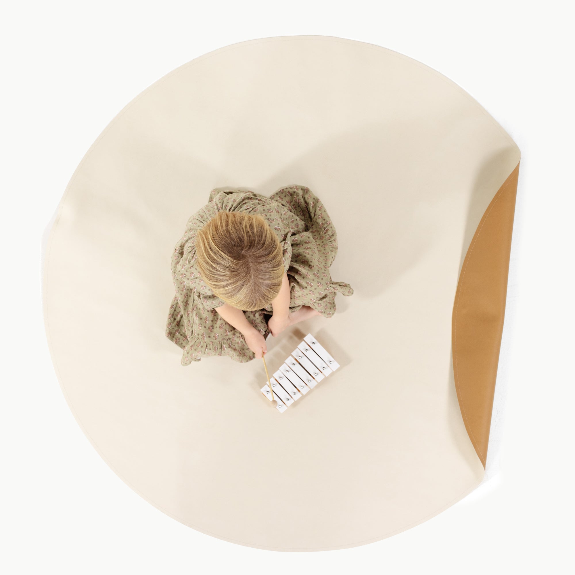 Camel • Ivory (on sale) / Circle@overhead of little girl playing on mat