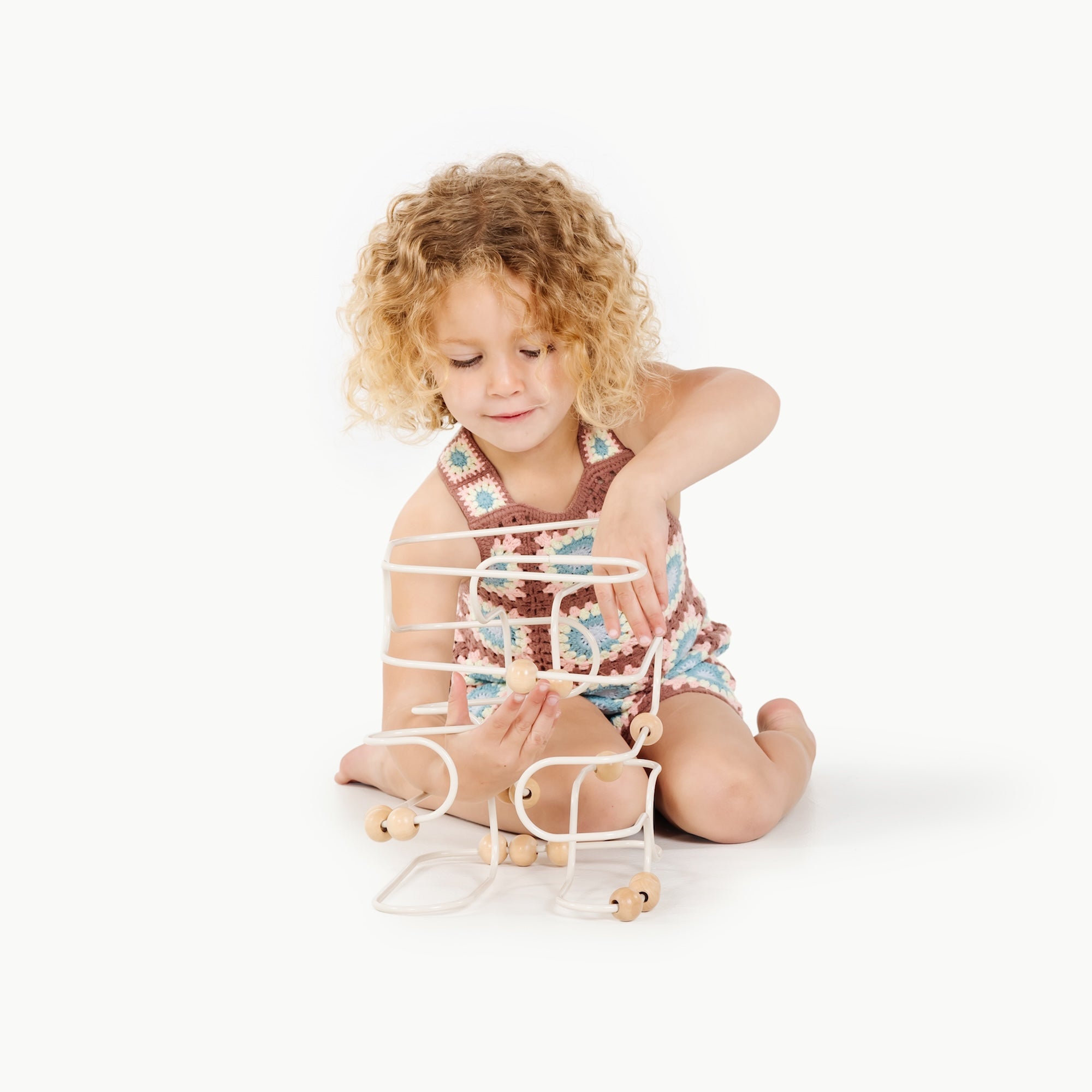 Ivory / Square@Little girl playing with the square bead maze