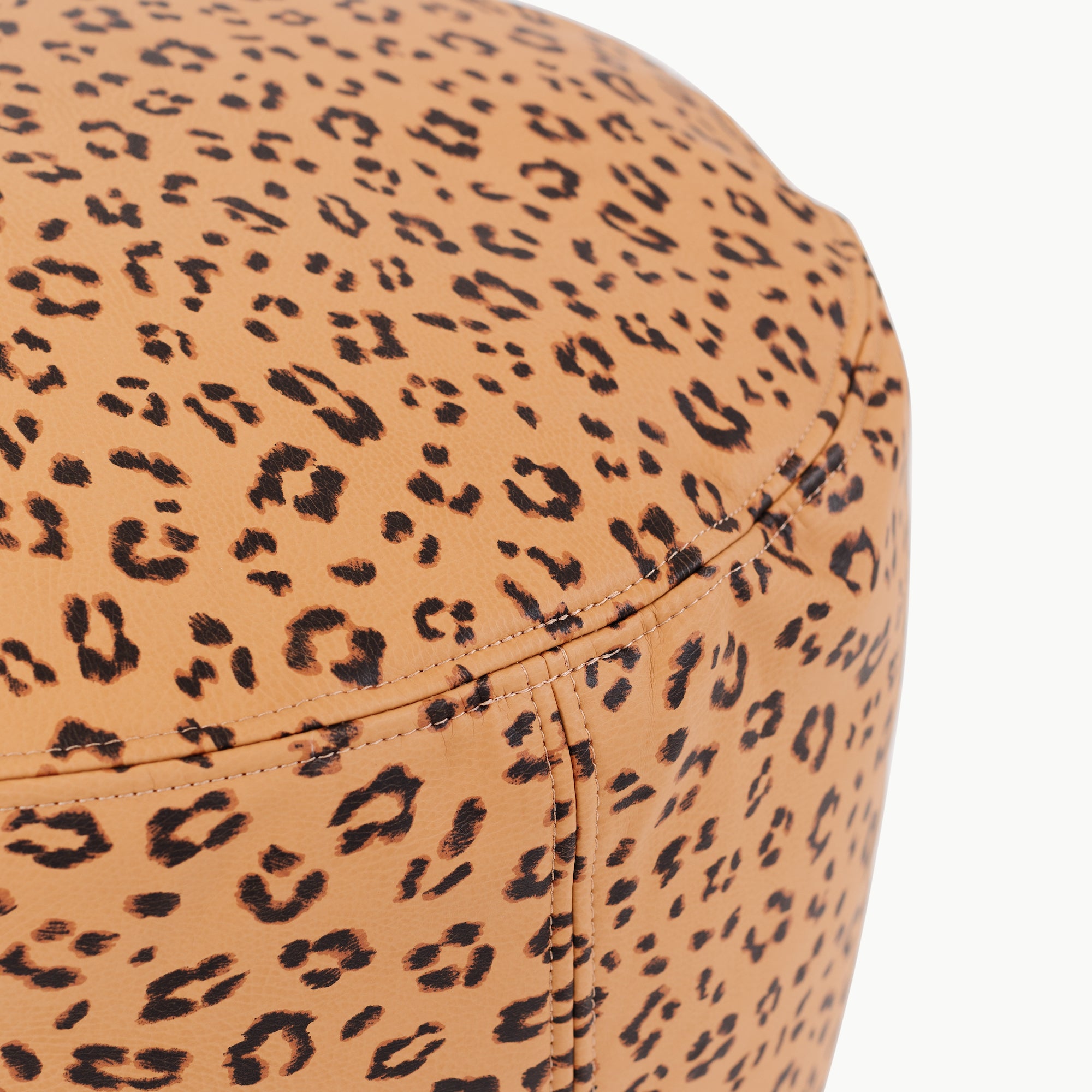 Leopard (on sale)@seams on the leopard circle pouf