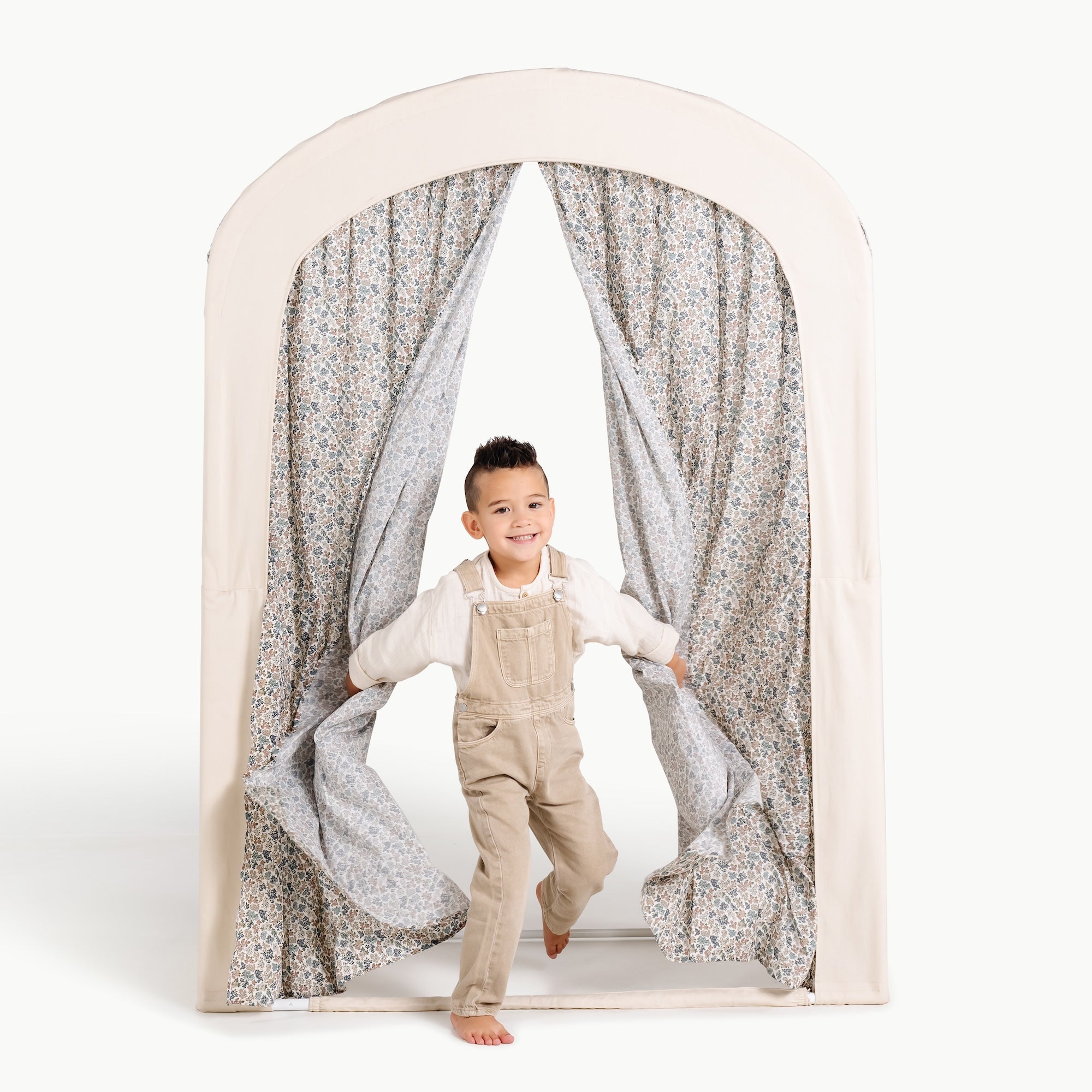 Joanna Bloom@little boy playing with play theatre