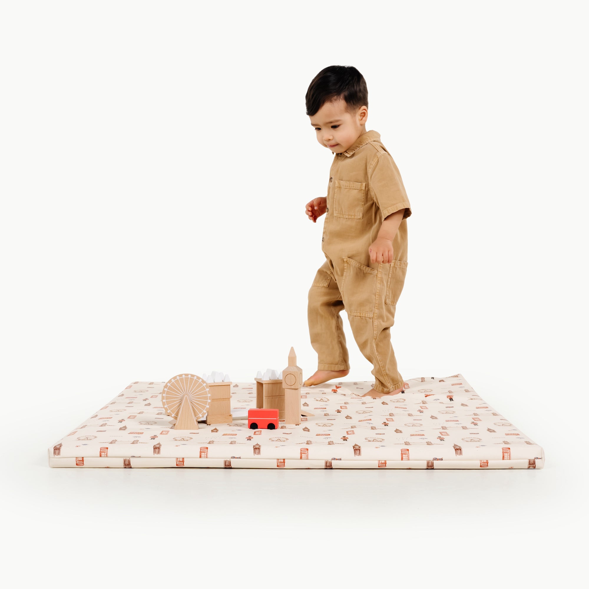 London / Square@kid playing on the london padded circle square mat