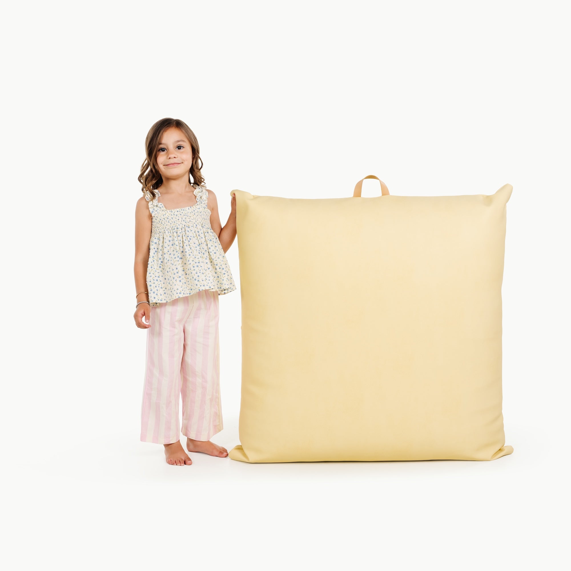 Mellow/ Square@little girl holding a floor cushion