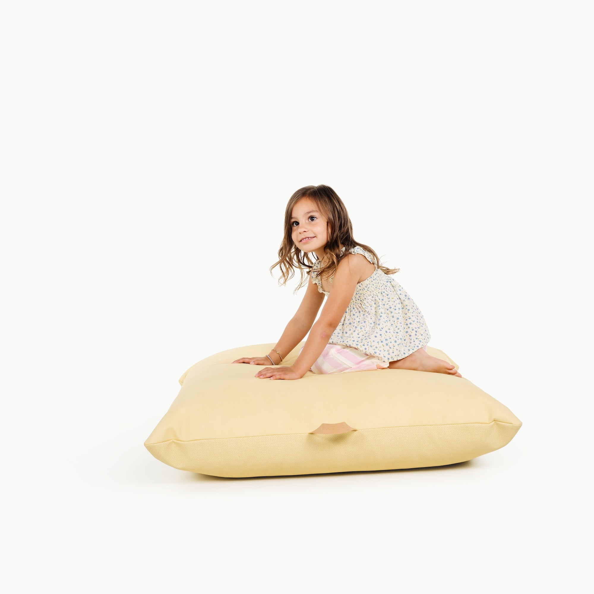 Mellow (on sale) / Square@little girl sitting on a floor cushion